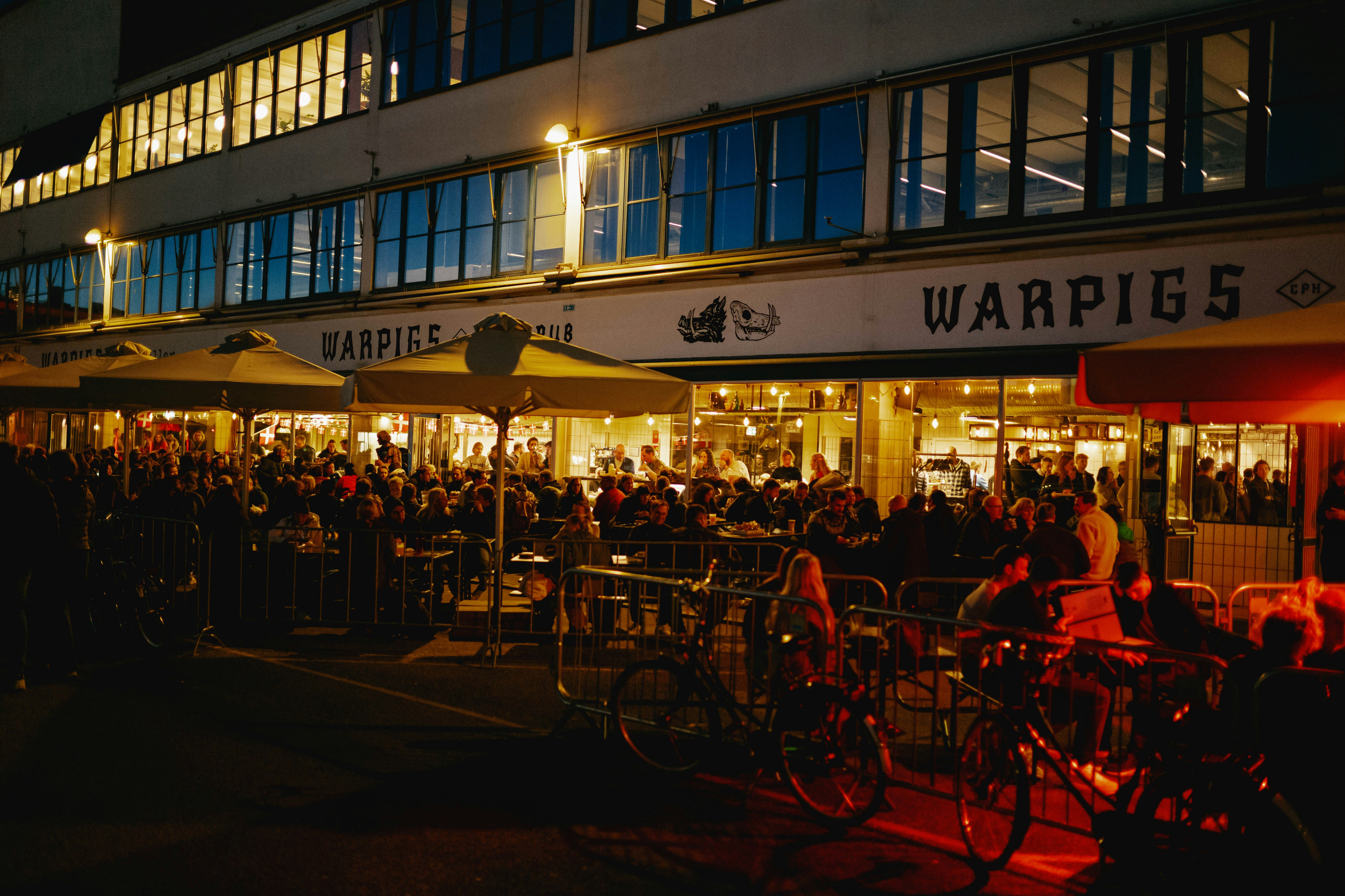 Un gruppo di, persone, standing, fuori, di, uno, edificio, di notte