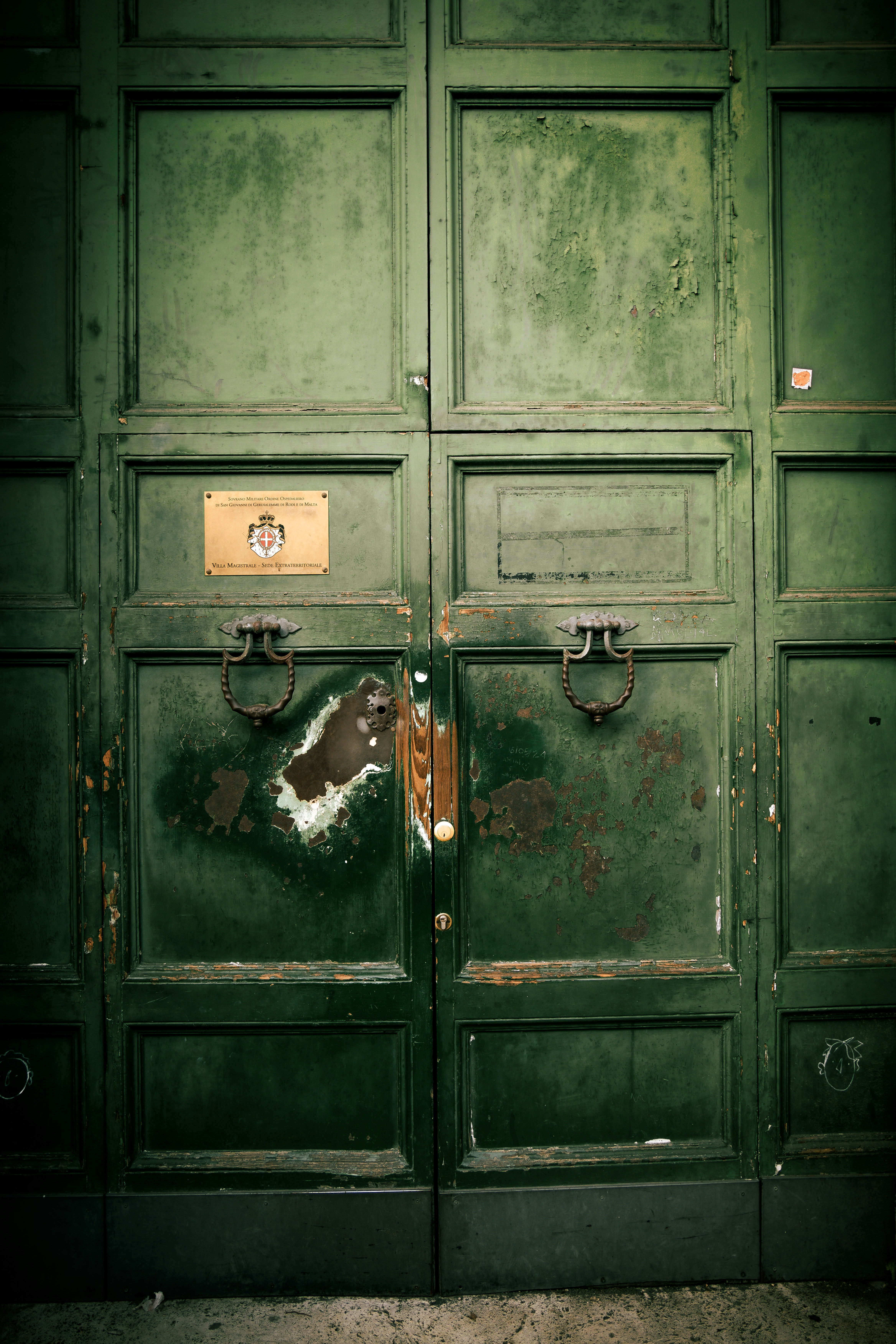 2つの鍵がかかった緑色のドア