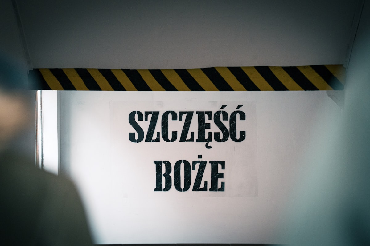A sign that says szzezesc boze on it