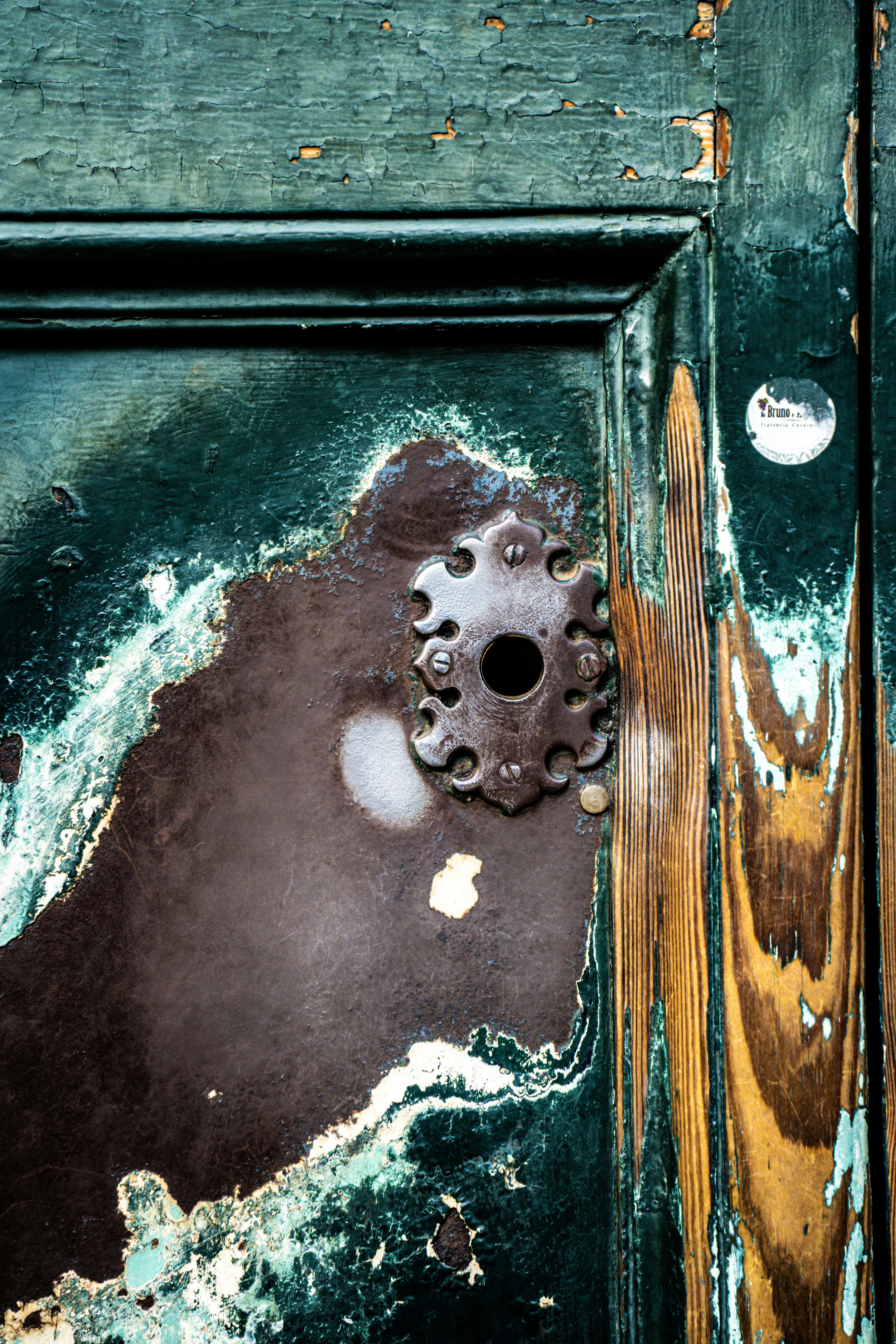 塗装が剥がれたドアのクローズアップ