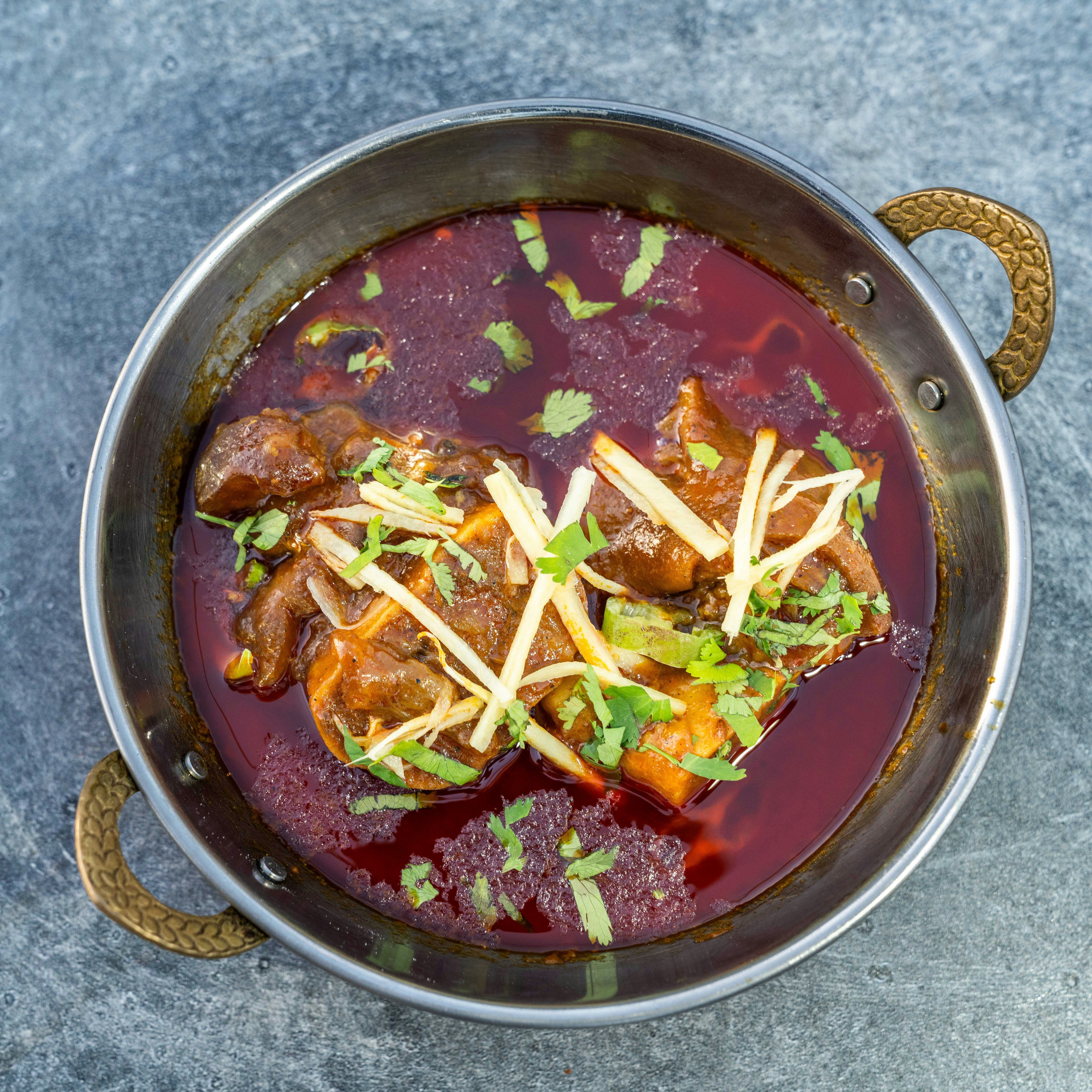 Un bol de soupe avec de la viande et des légumes