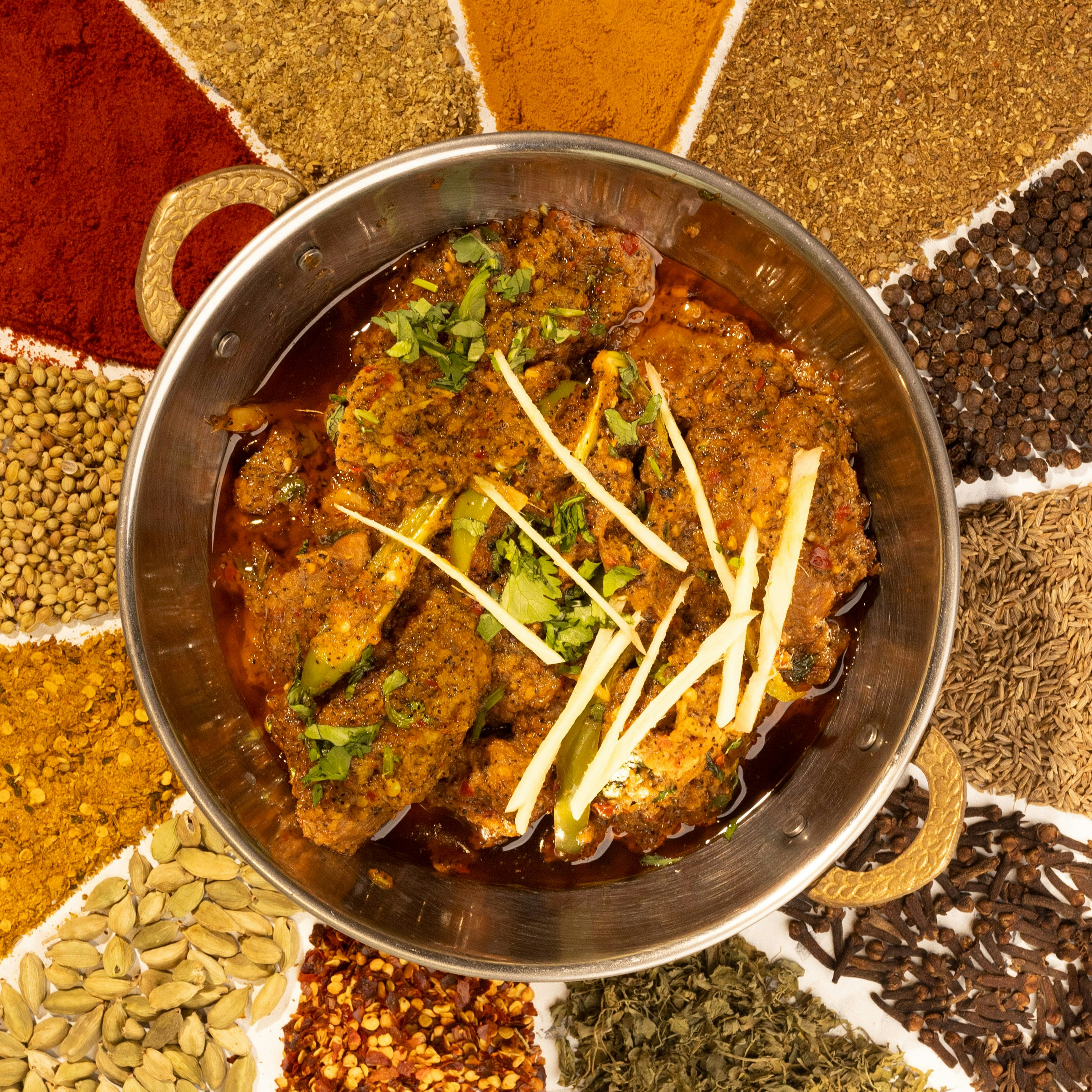 Un bol en métal rempli de nourriture sur une table