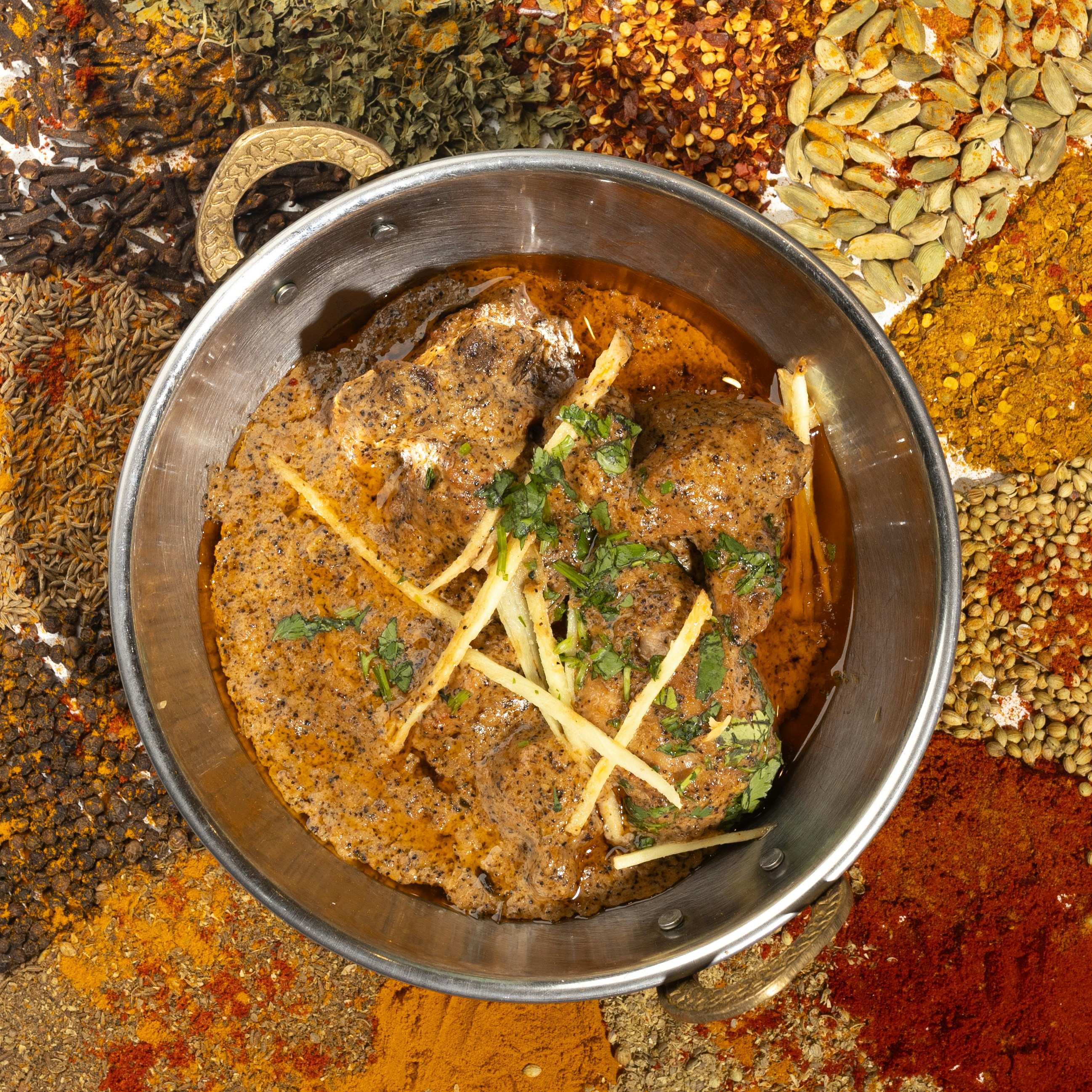 Un bol en métal rempli de nourriture sur une table