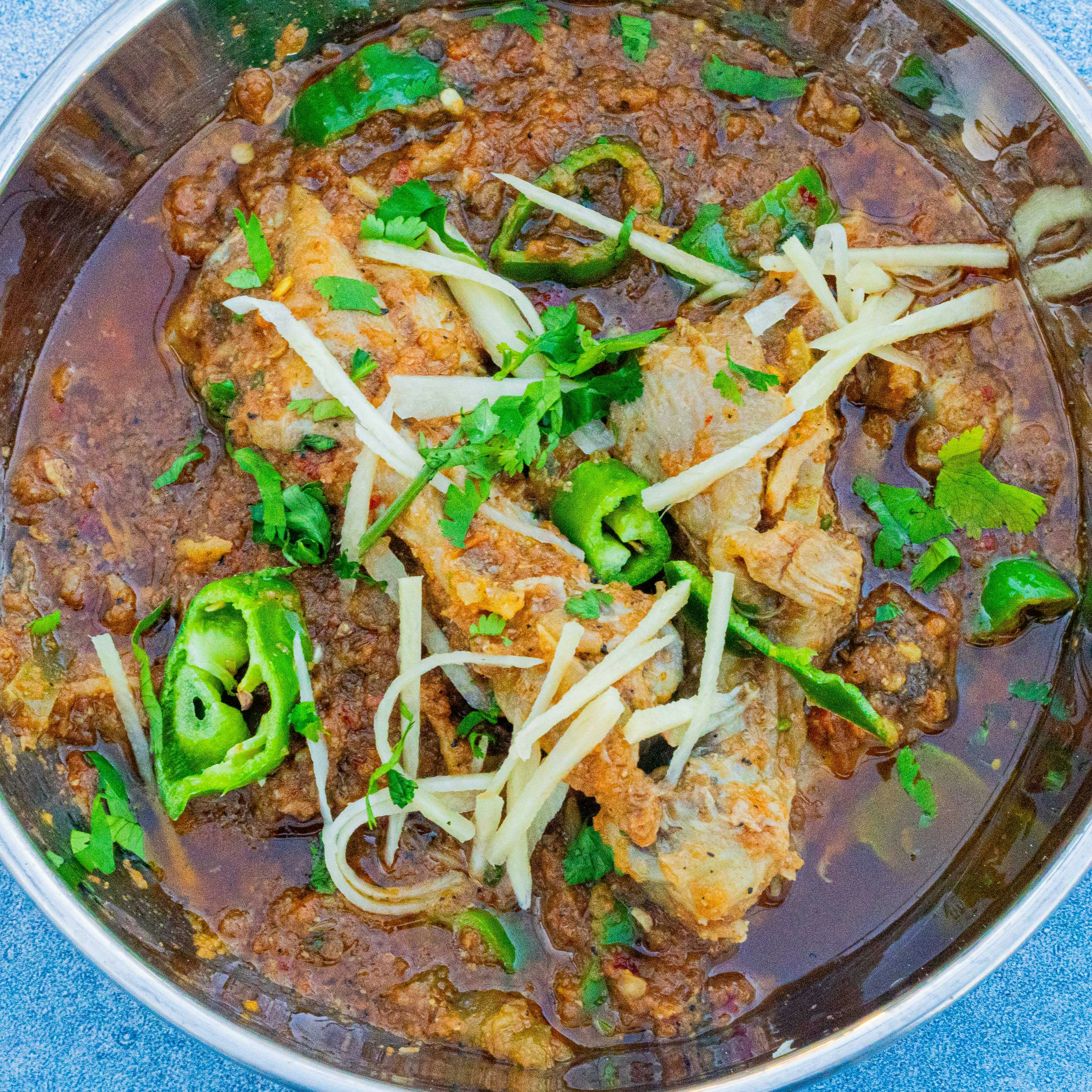 Un bol rempli de viande et de légumes sur une table