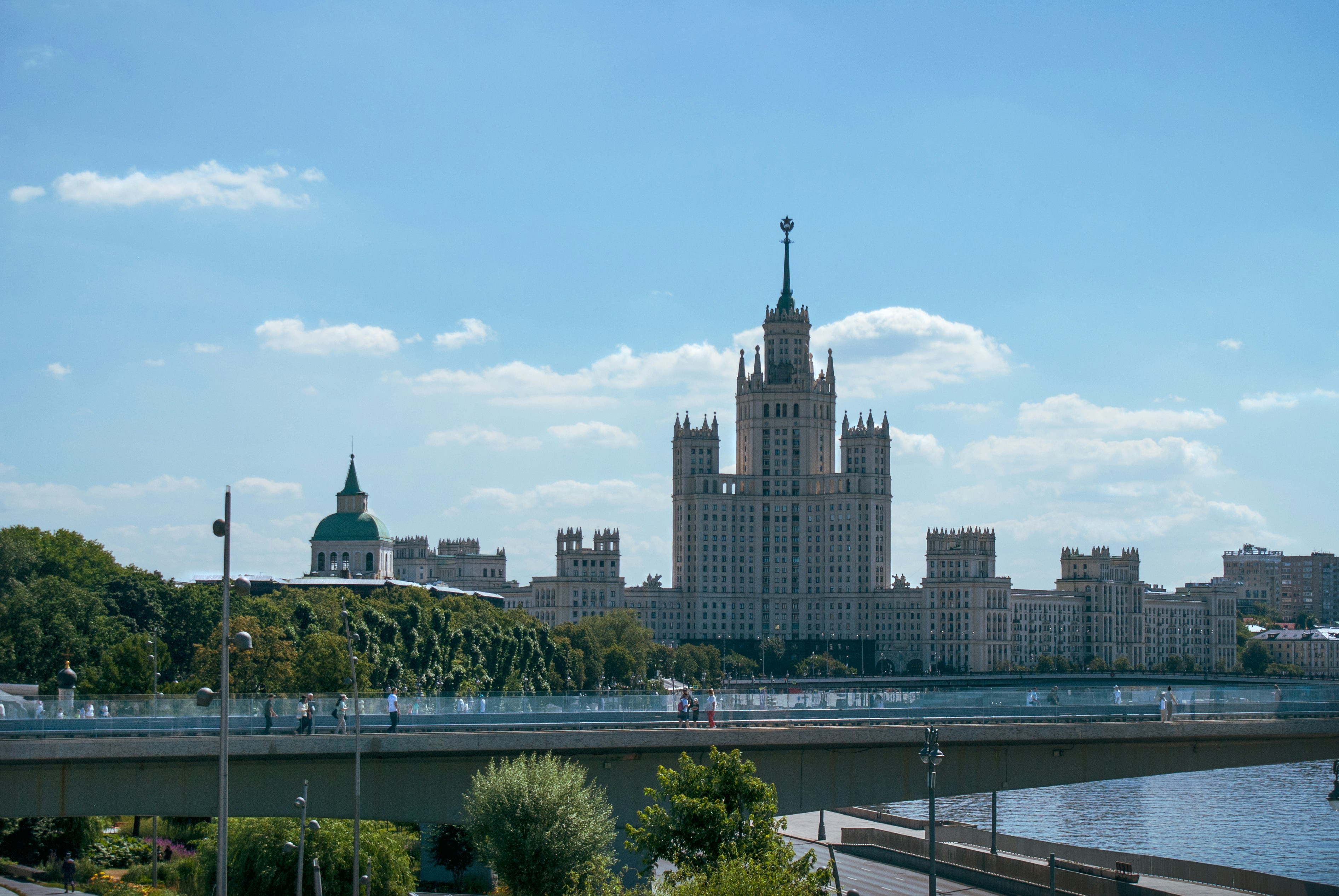 Eine Brücke über einen Fluss mit einer Stadt im Hintergrund