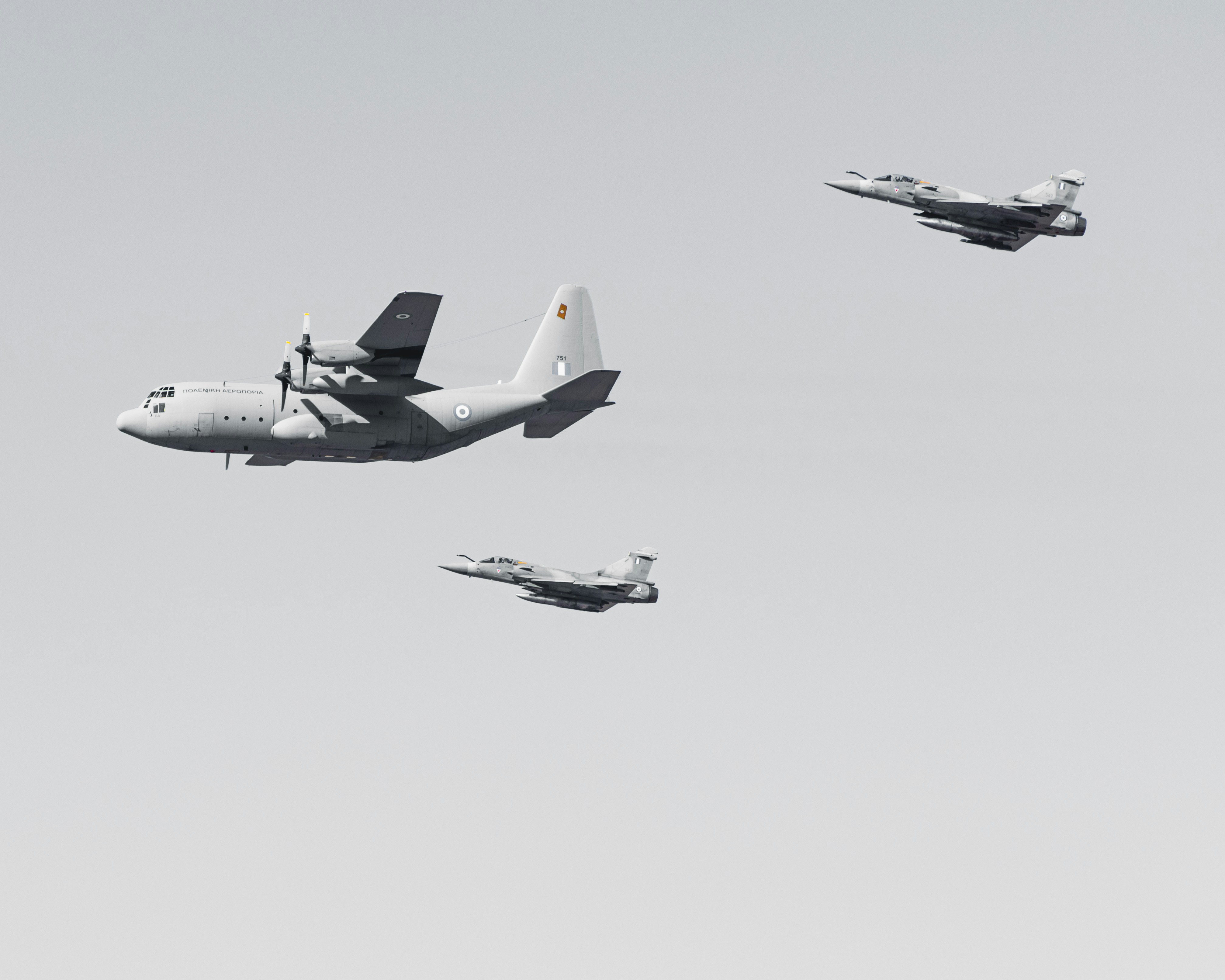Un grupo de aviones volando en el cielo