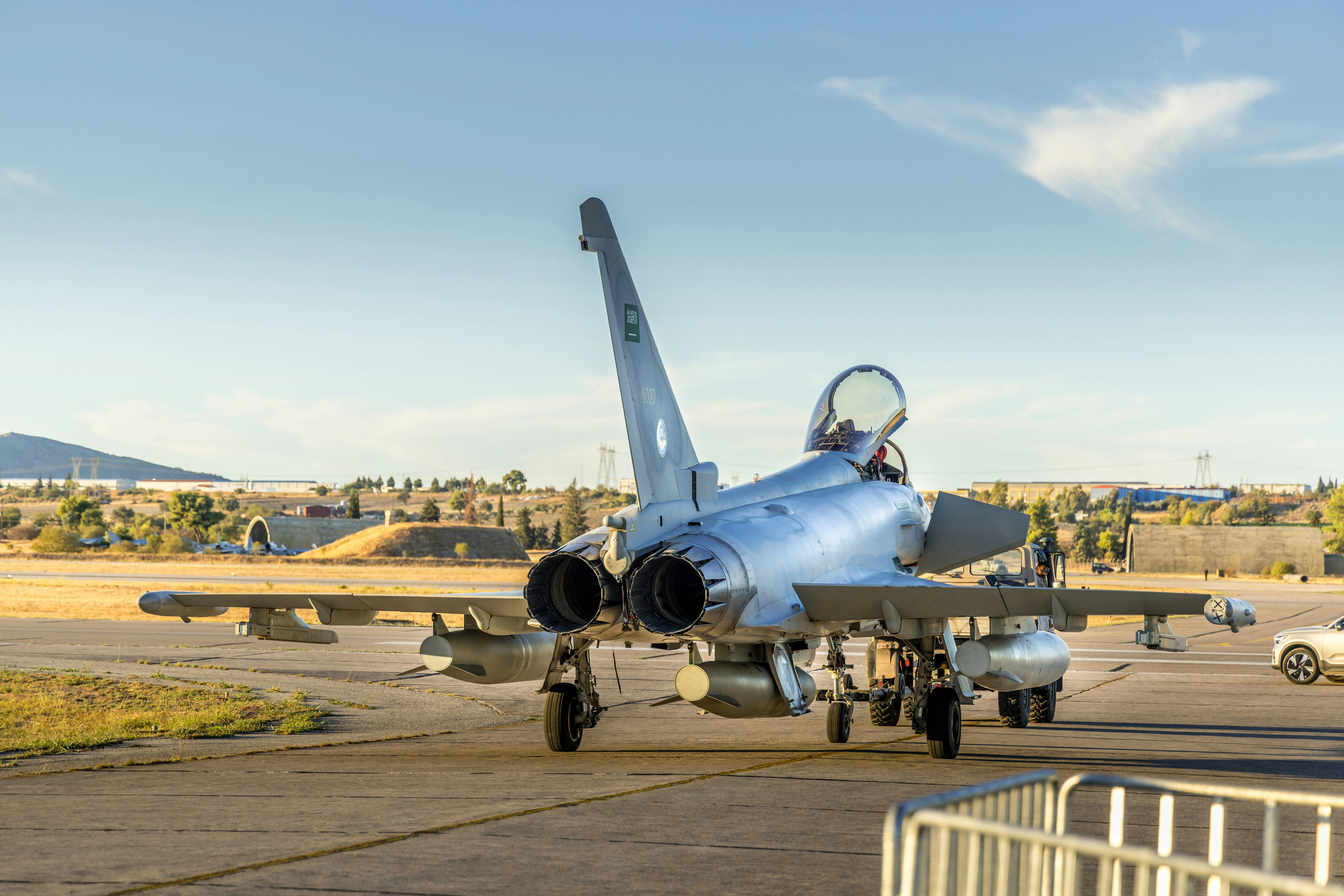 Un avión de combate sentado sobre la pista de un aeropuerto