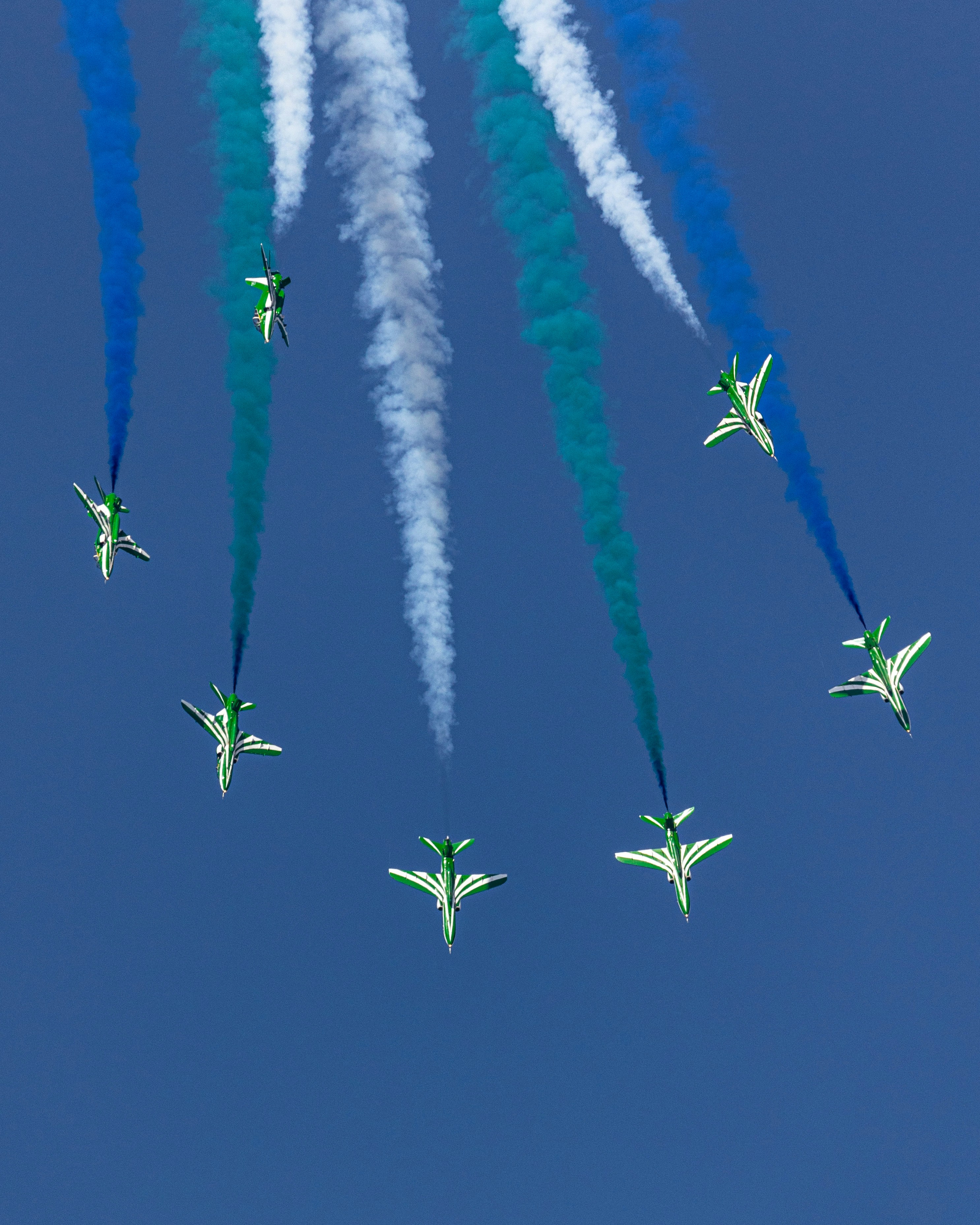 Un grupo de aviones de combate volando en formación