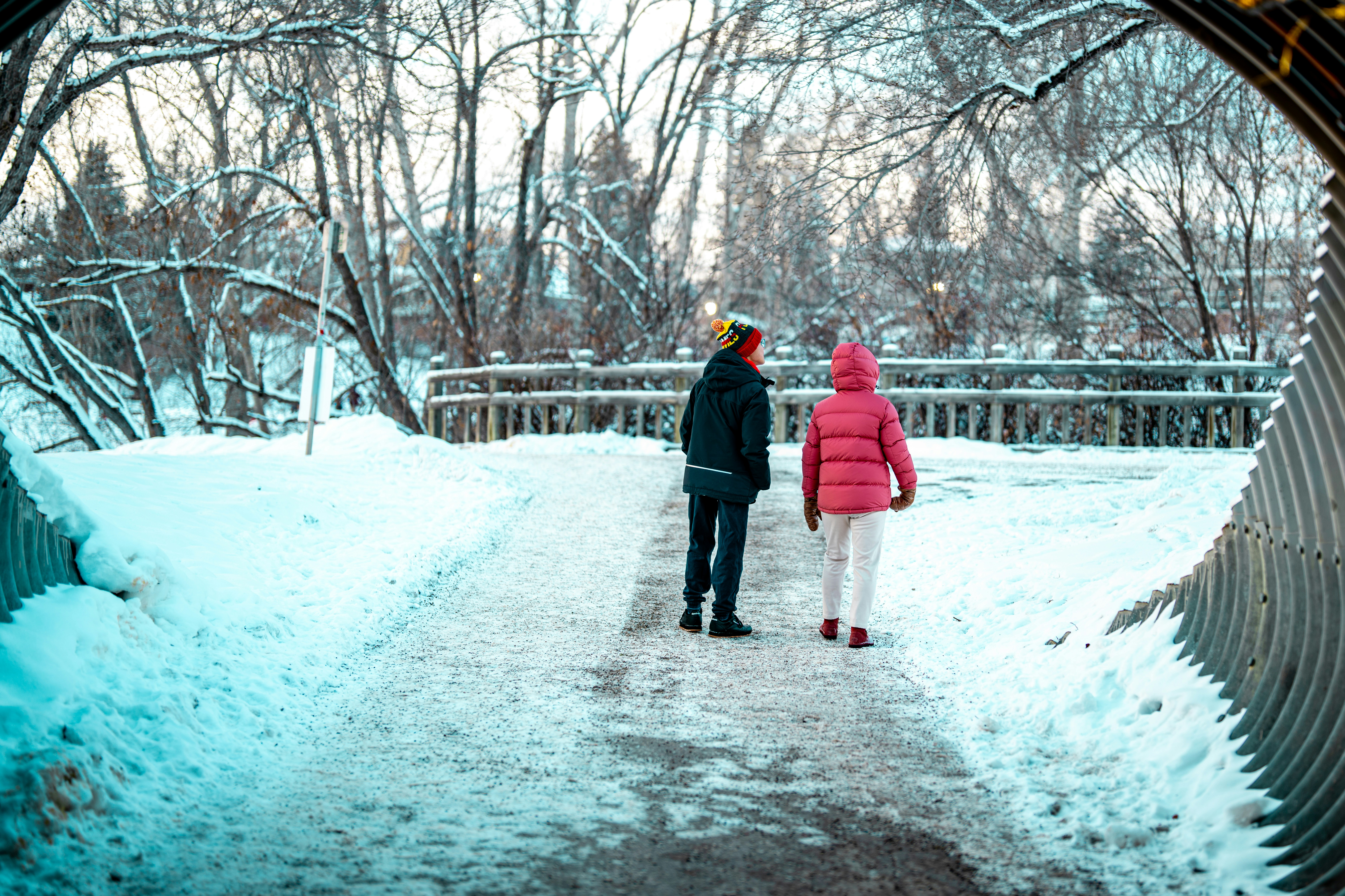 Ein Mann und eine Frau, die durch einen Tunnel im Schnee gehen