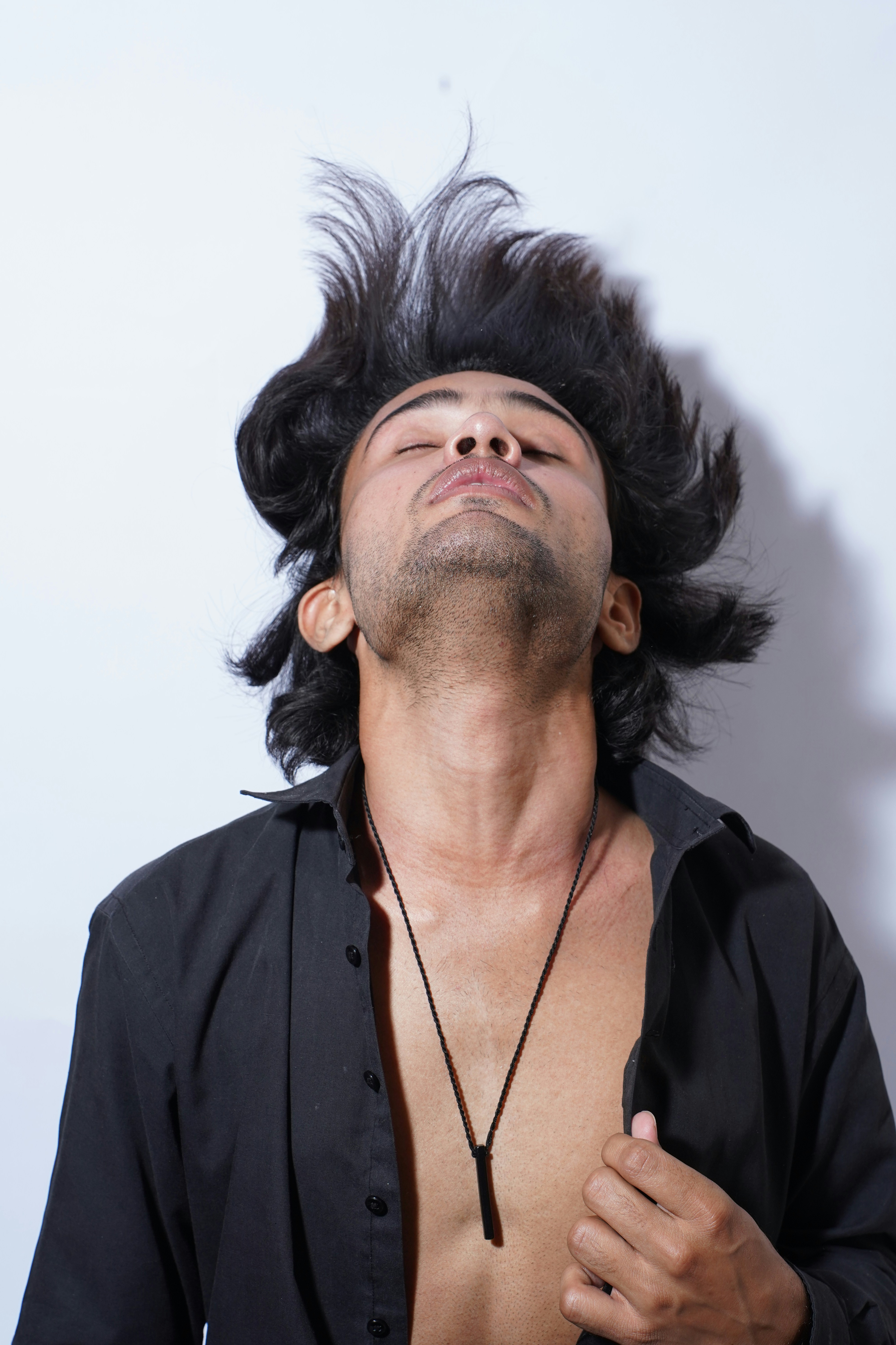 Ein Mann mit langen Haaren und schwarzem Hemd