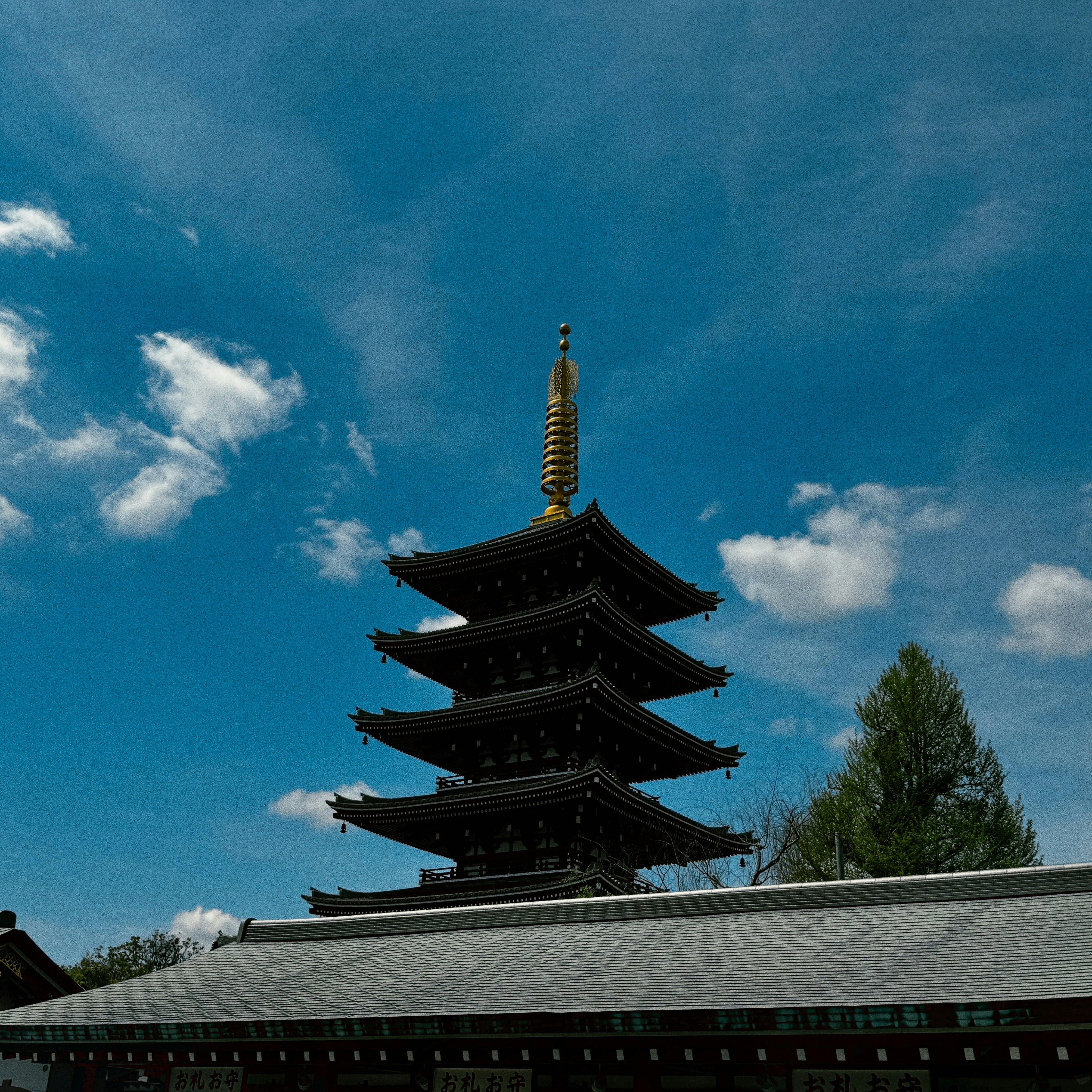 Un grand bâtiment surmonté d’une grande tour