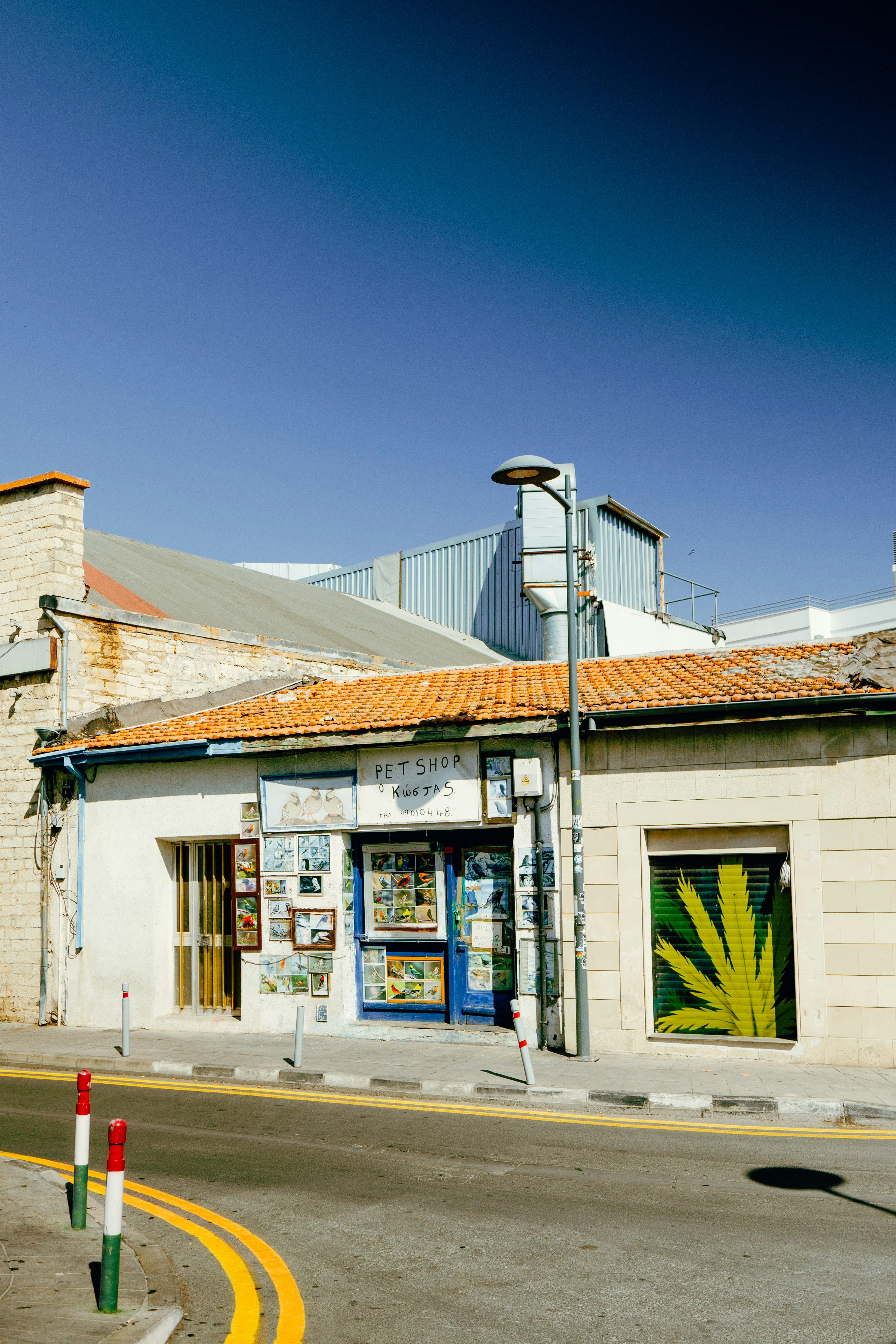 Un coin de rue avec un bâtiment et une plaque de rue