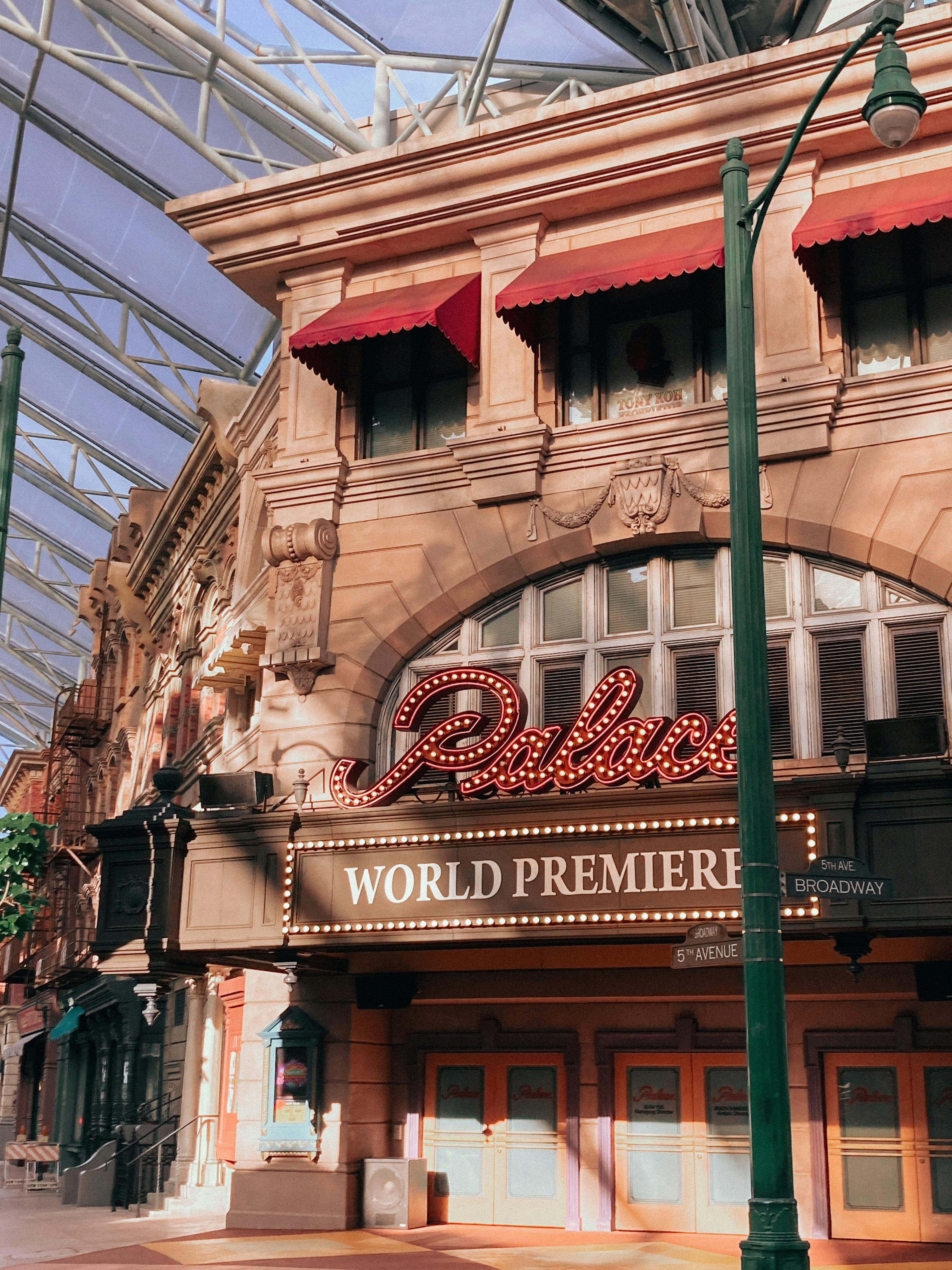 A building with a sign that says world premiere photo – Free City Image ...