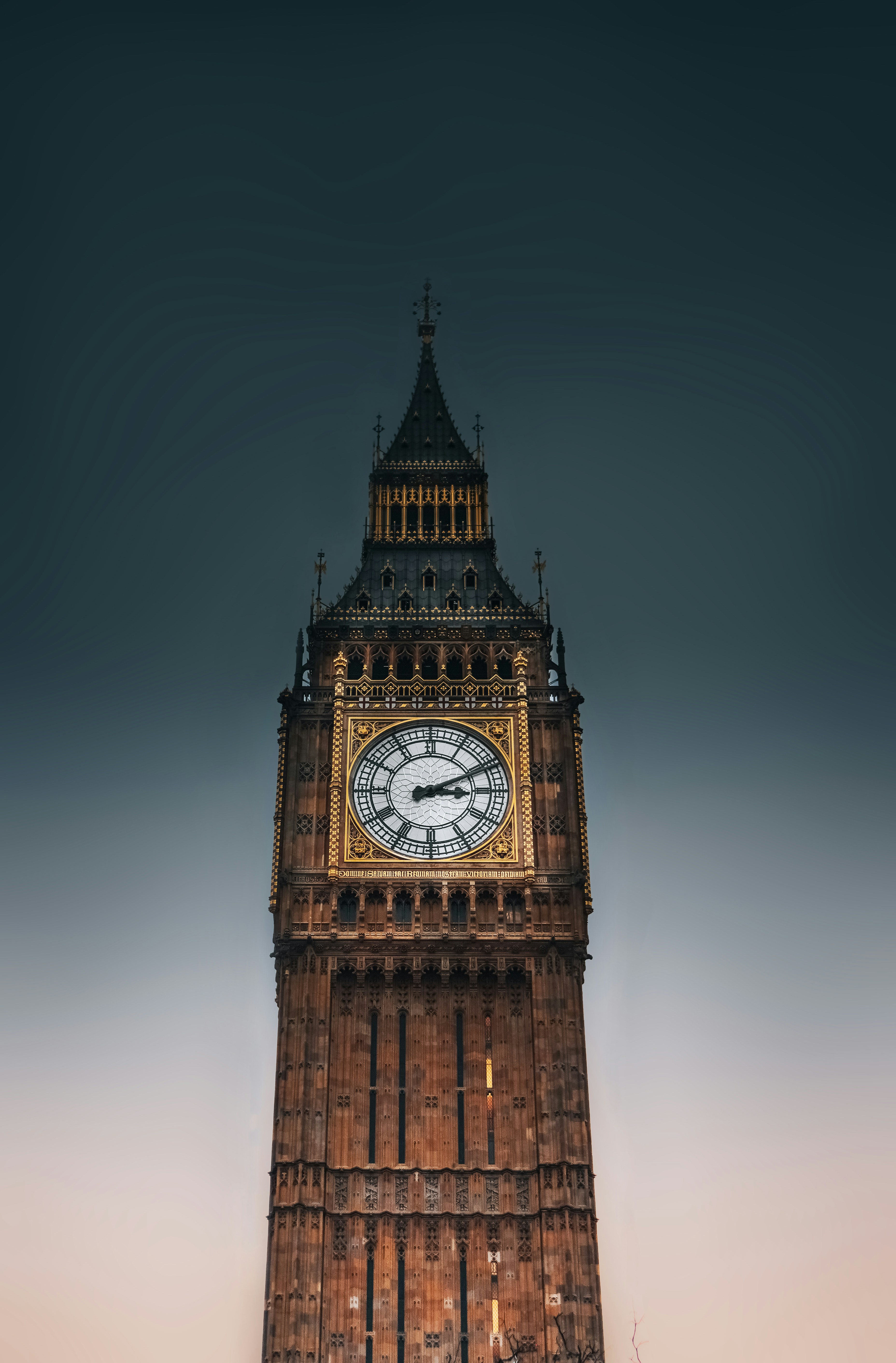 Ein hoher Uhrenturm mit Himmelshintergrund