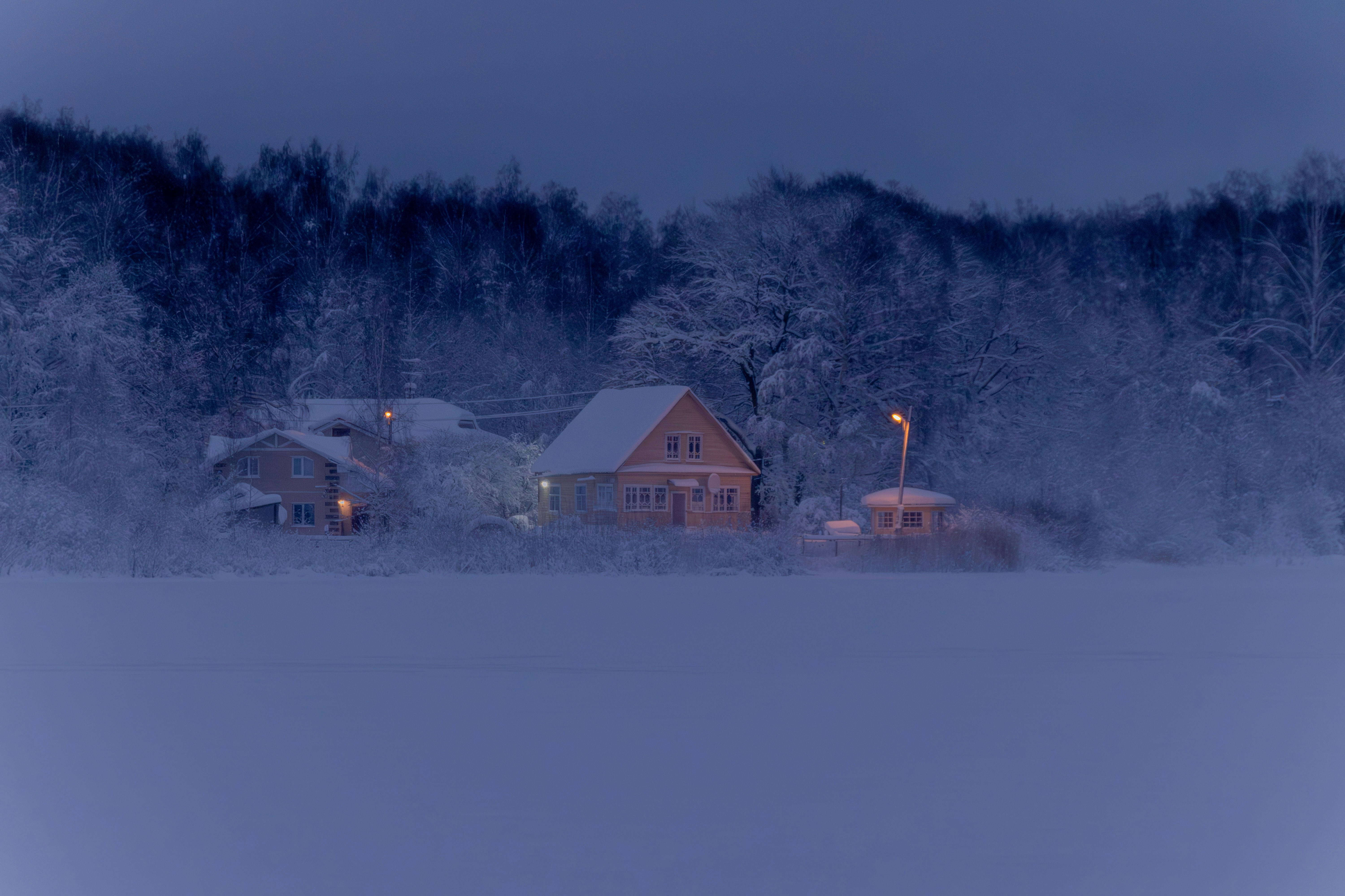 A house in the middle of a snowy field photo – Free House Image on Unsplash