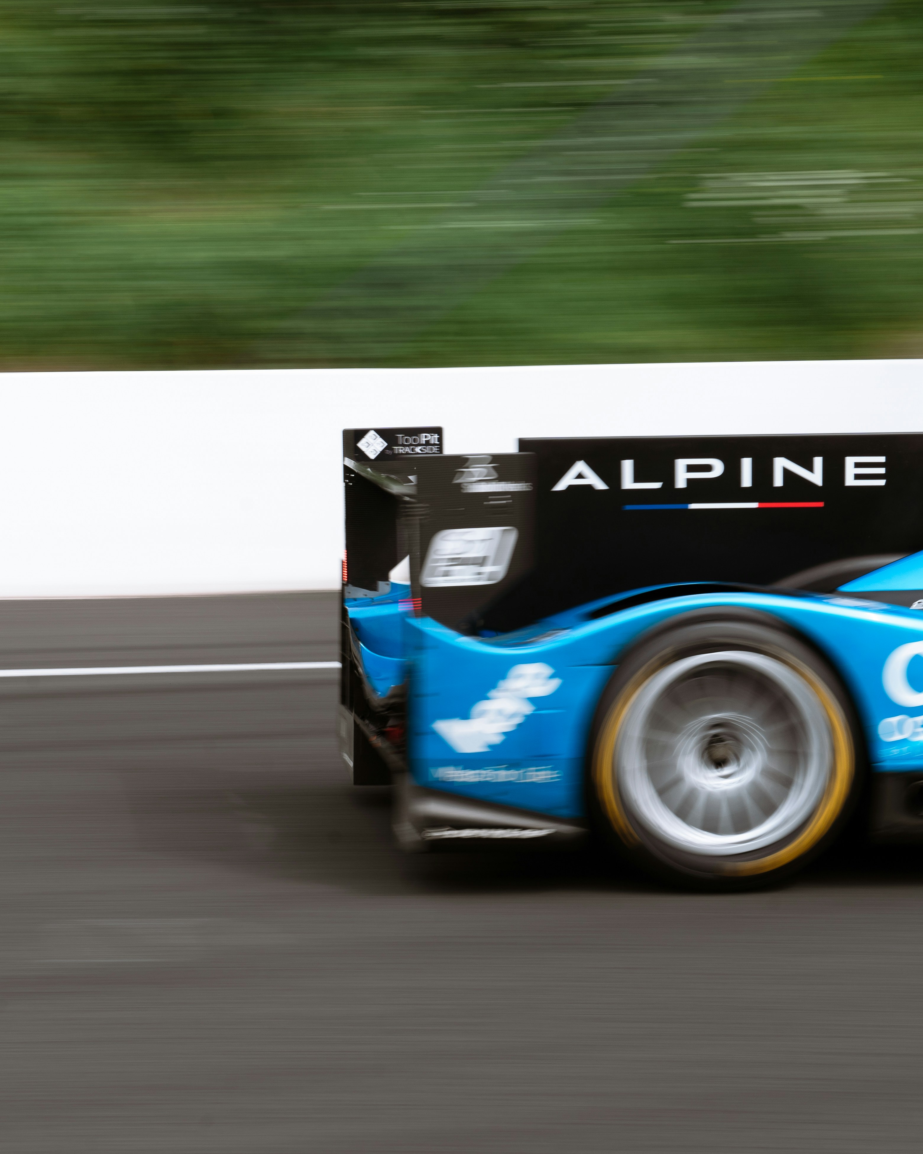 レーストラックを走行する青いレースカー