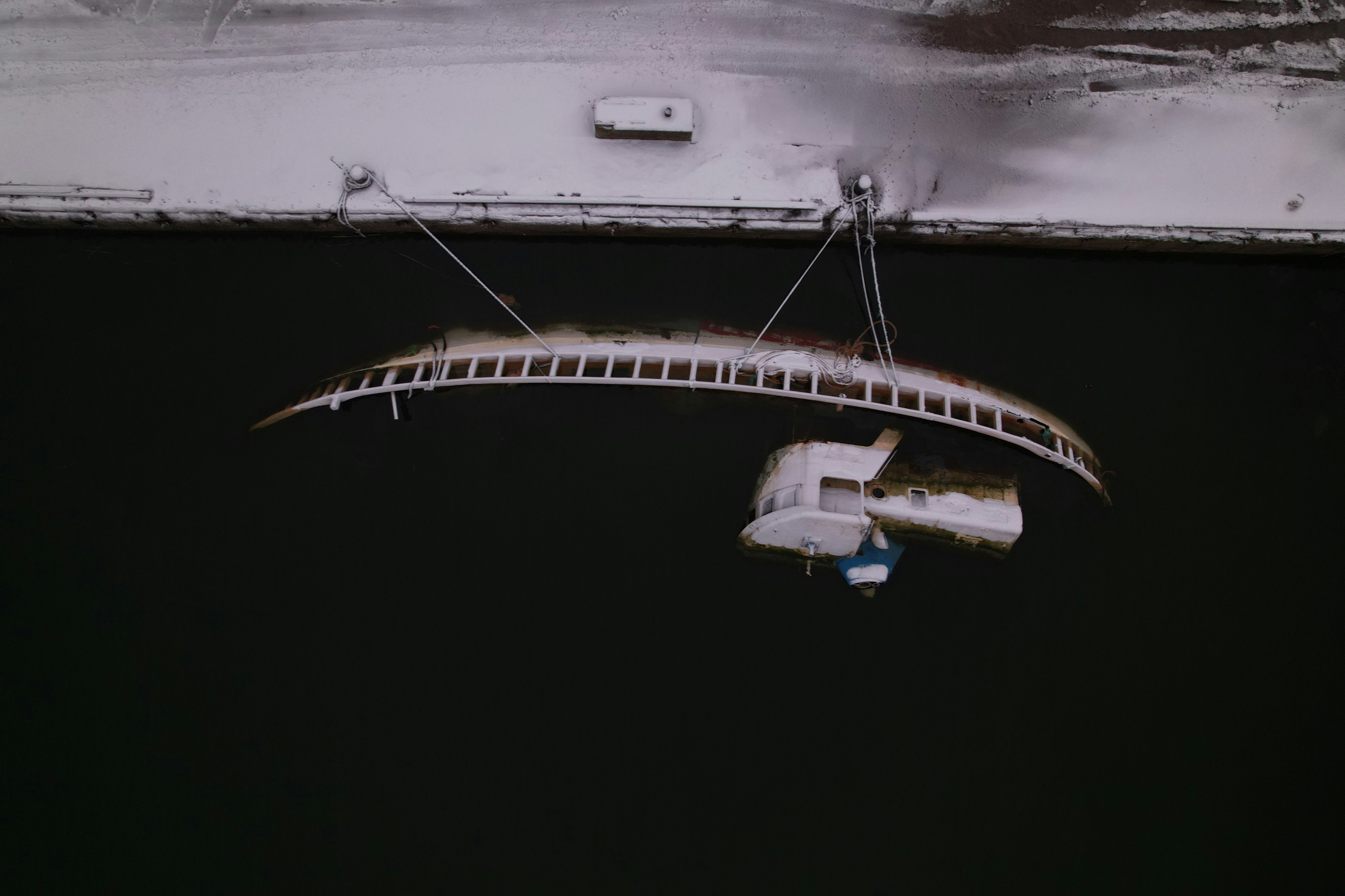 Vue aérienne d’un pont au-dessus d’un plan d’eau