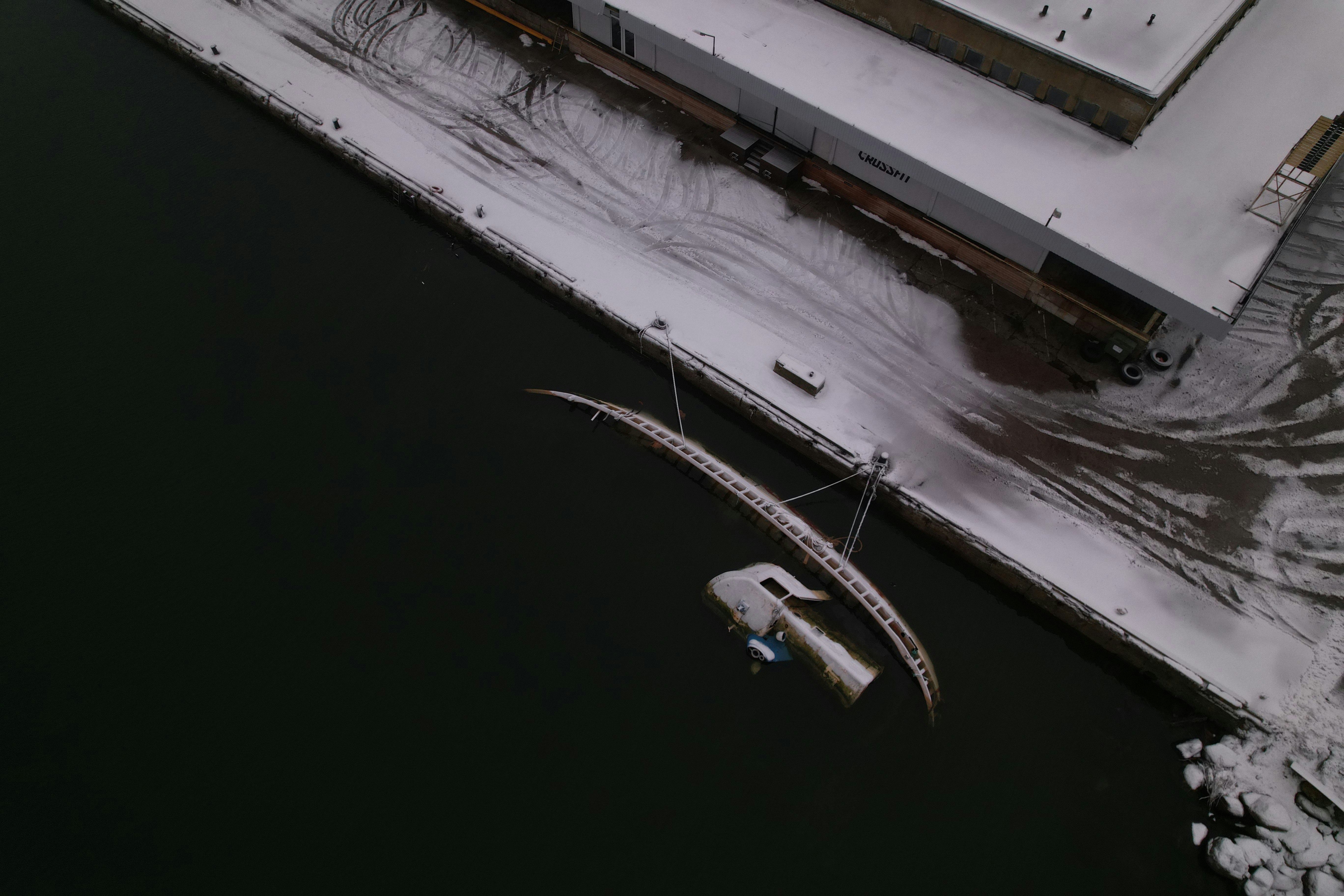 Une vue aérienne d’un bateau dans l’eau
