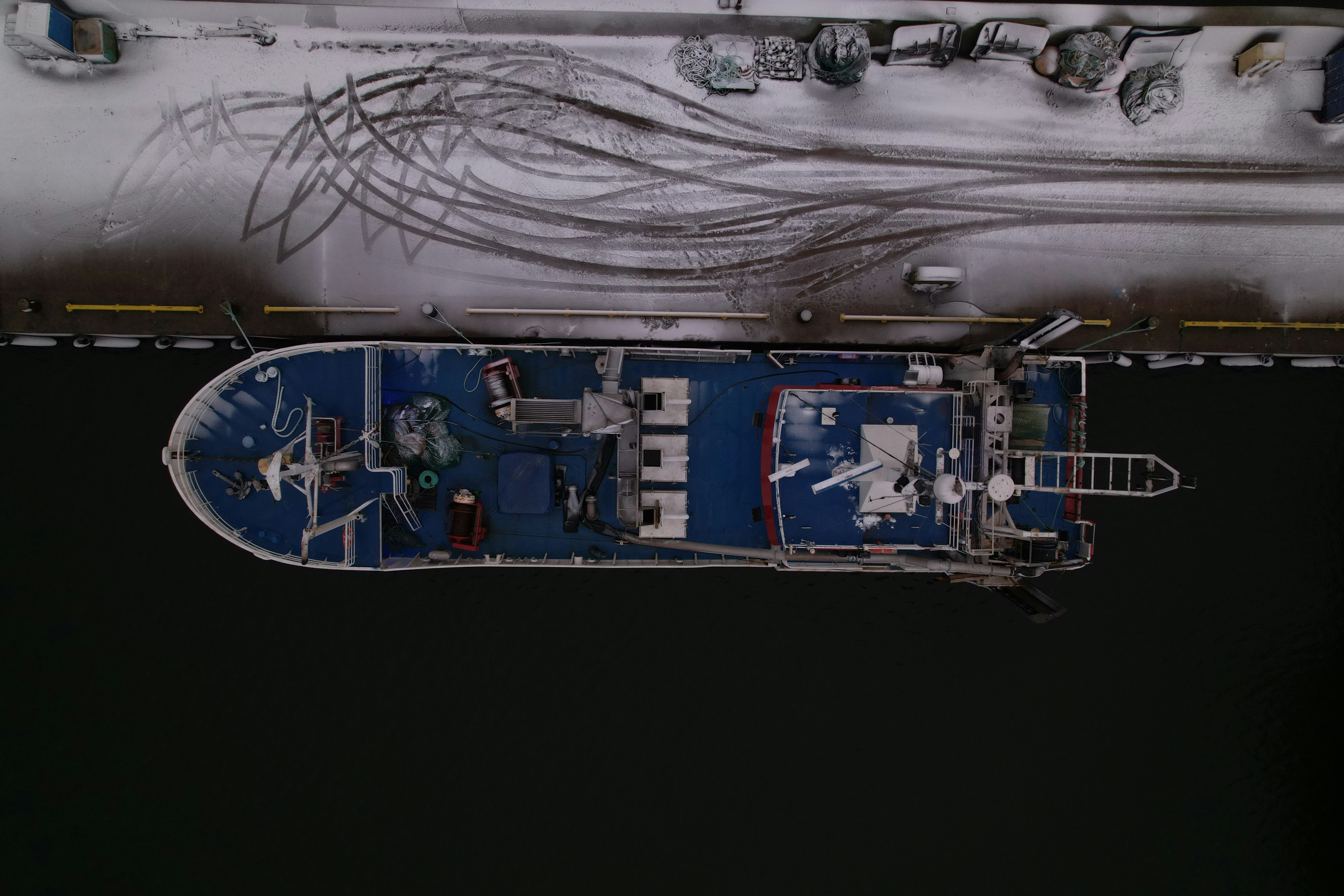 Une vue aérienne d’une planche à roulettes dans l’eau