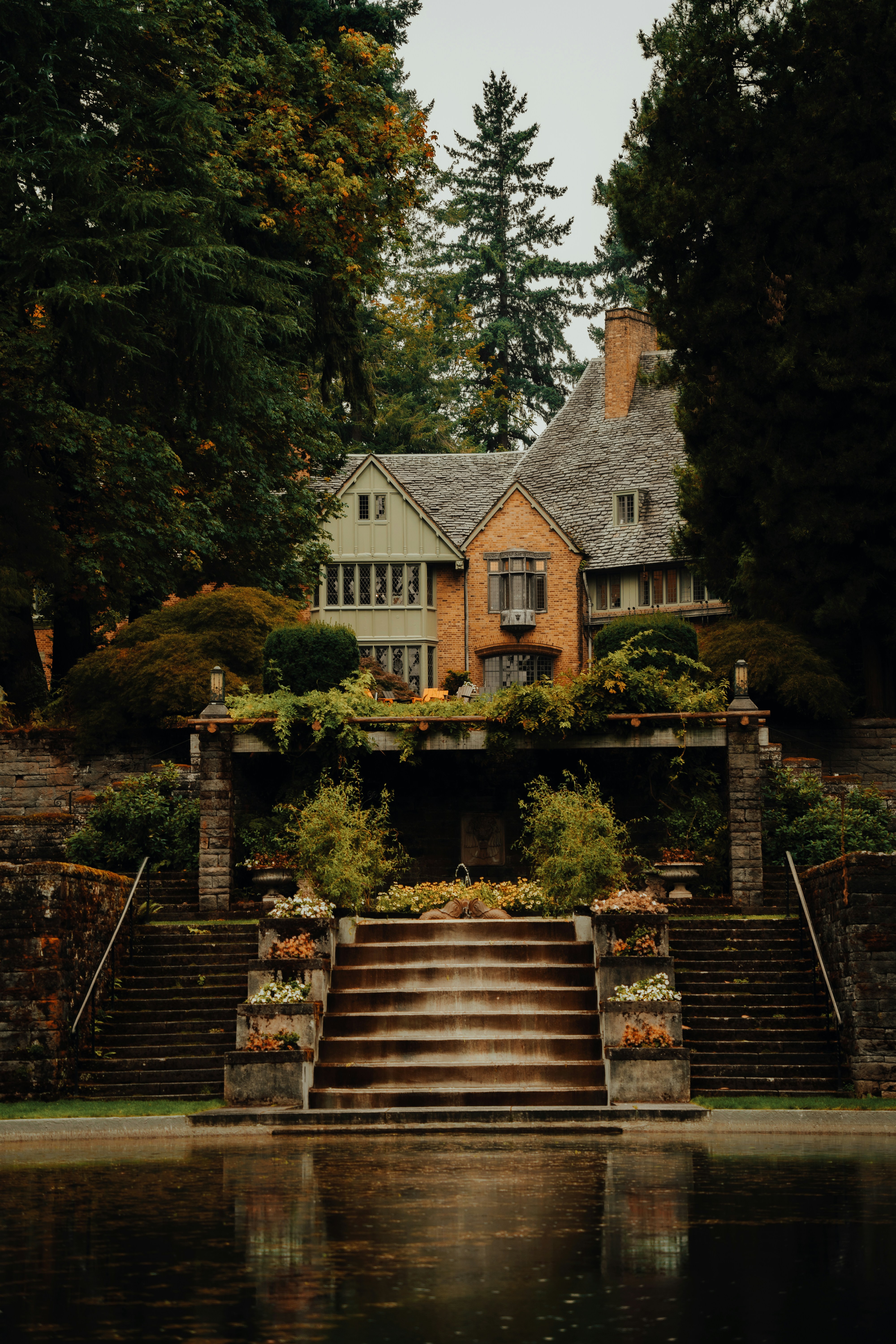 Una casa situada en lo alto de una exuberante ladera verde