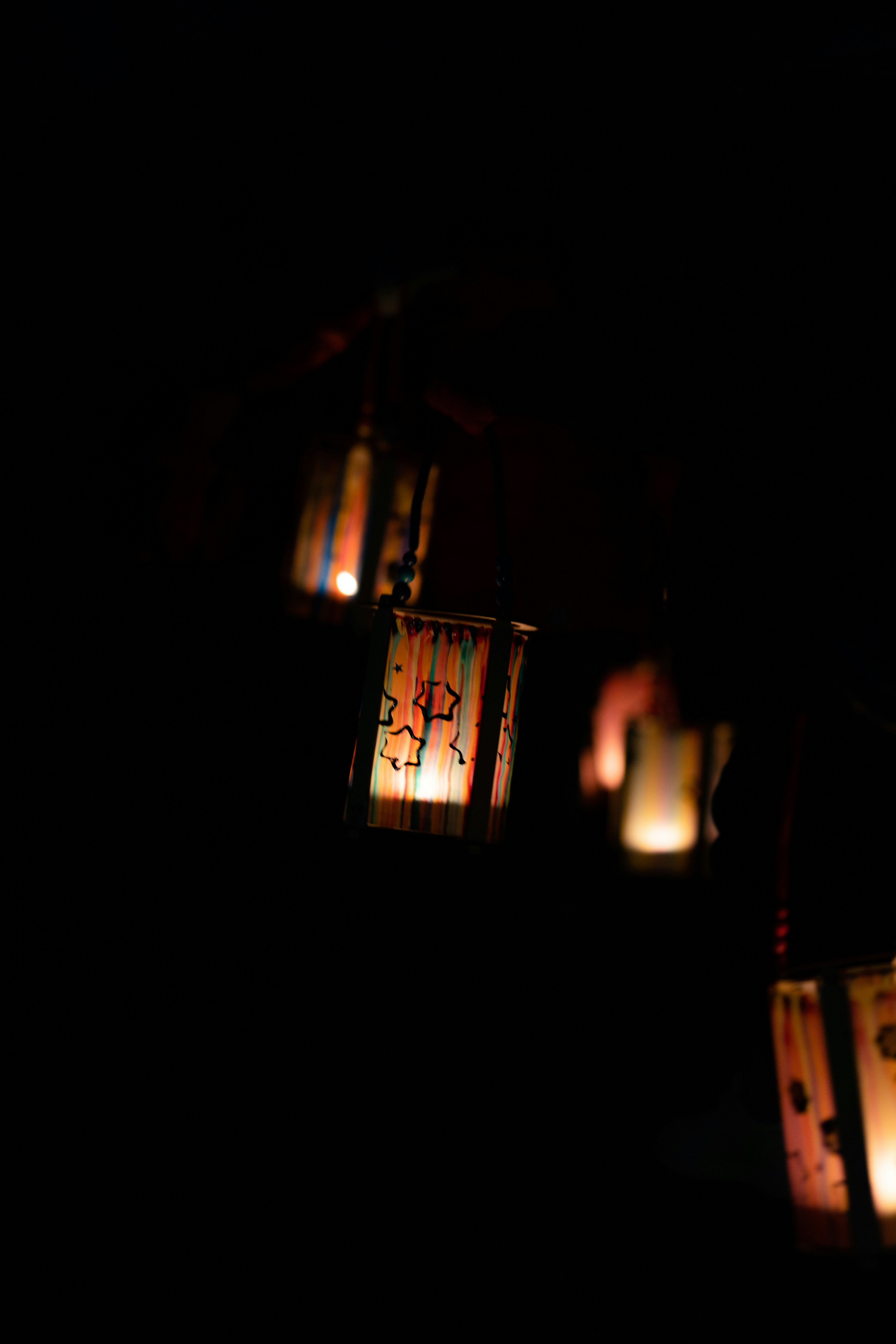 Lanterns candles rustic decor, ilustrasi artikel Beyond Blooms: Stunning Non-Floral Wedding Centerpiece Ideas 9