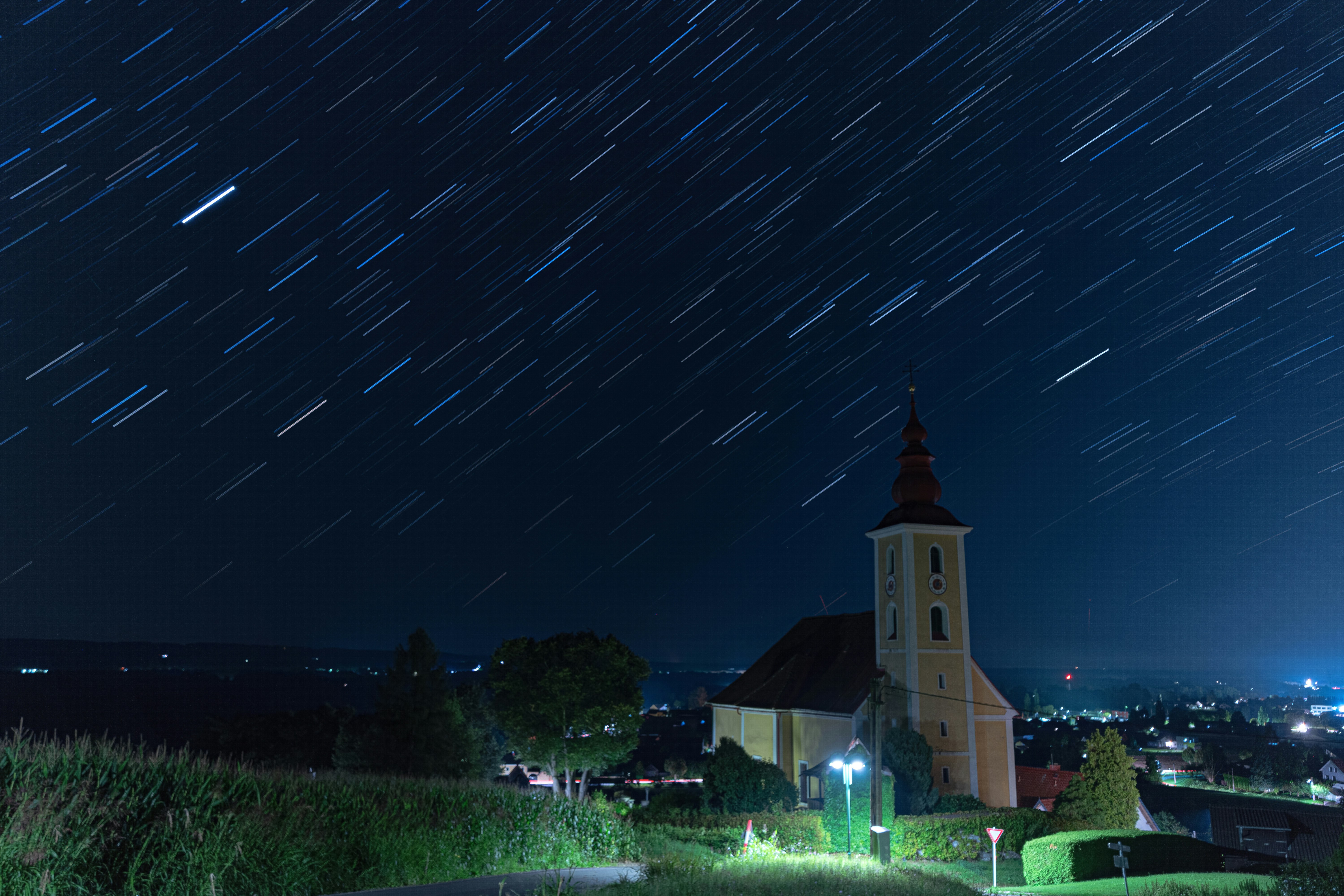 Eine nächtliche Ansicht einer Stadt mit einem Uhrturm