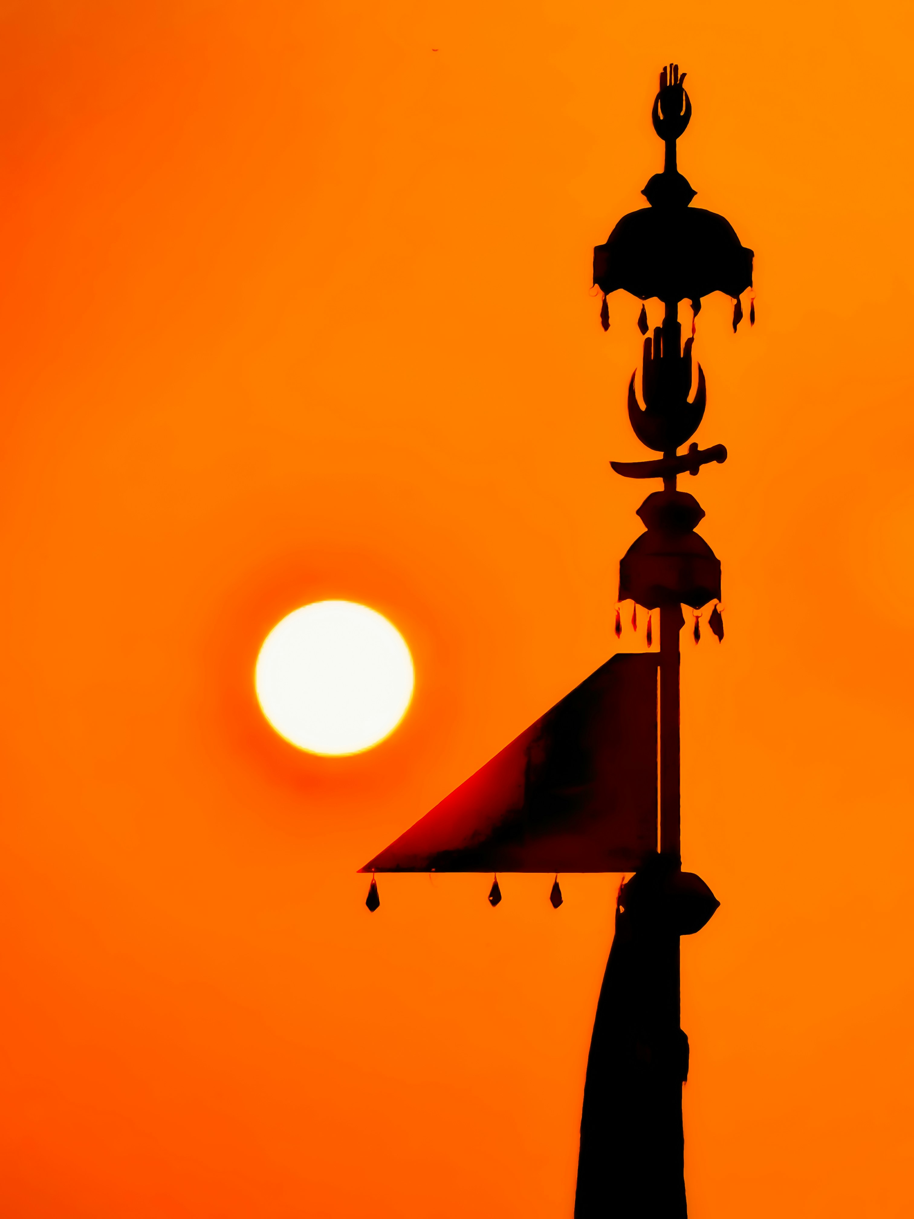 Une tour d’horloge avec le soleil en arrière-plan