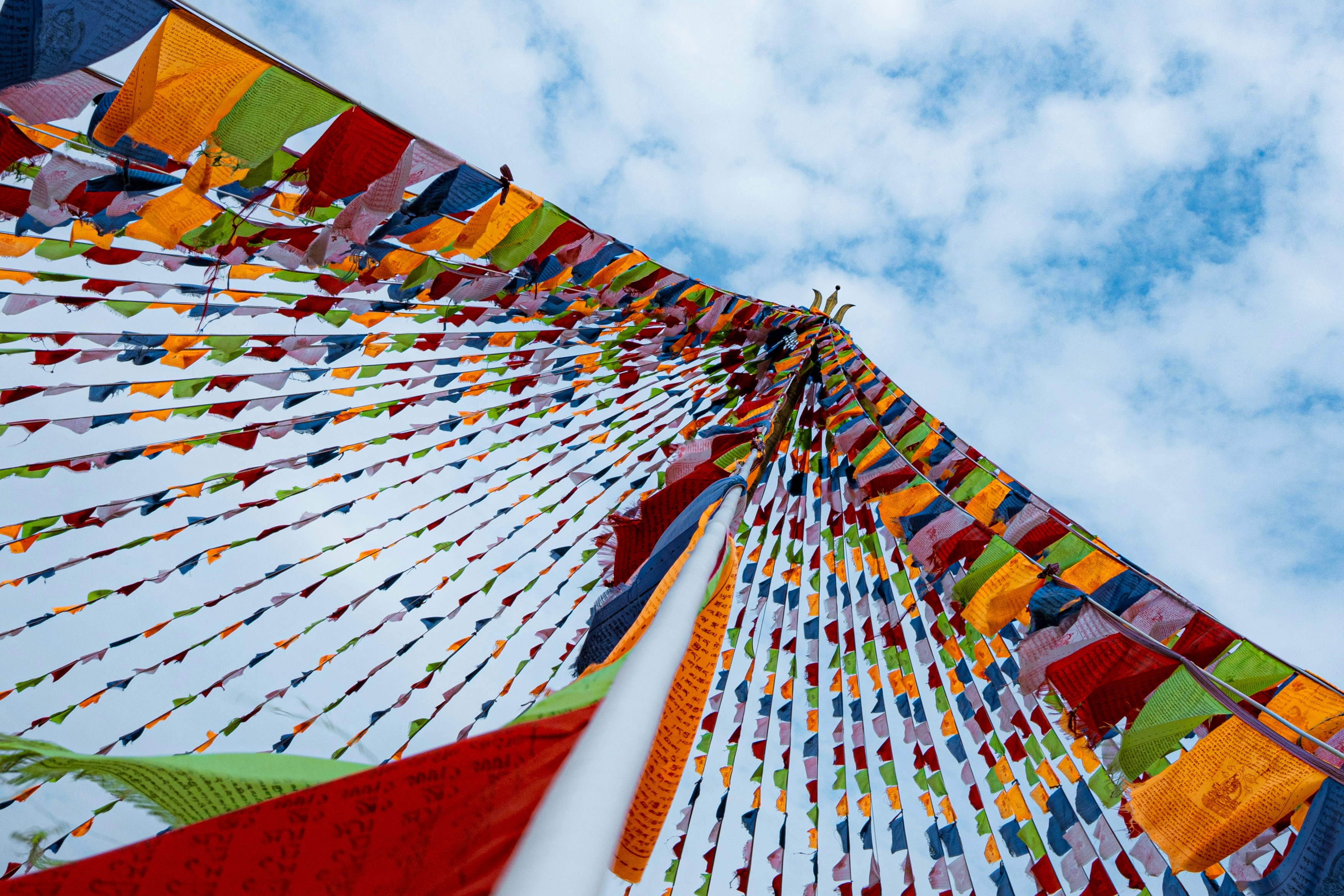 Ein bunt geschmückter Mast mit einem Himmel im Hintergrund