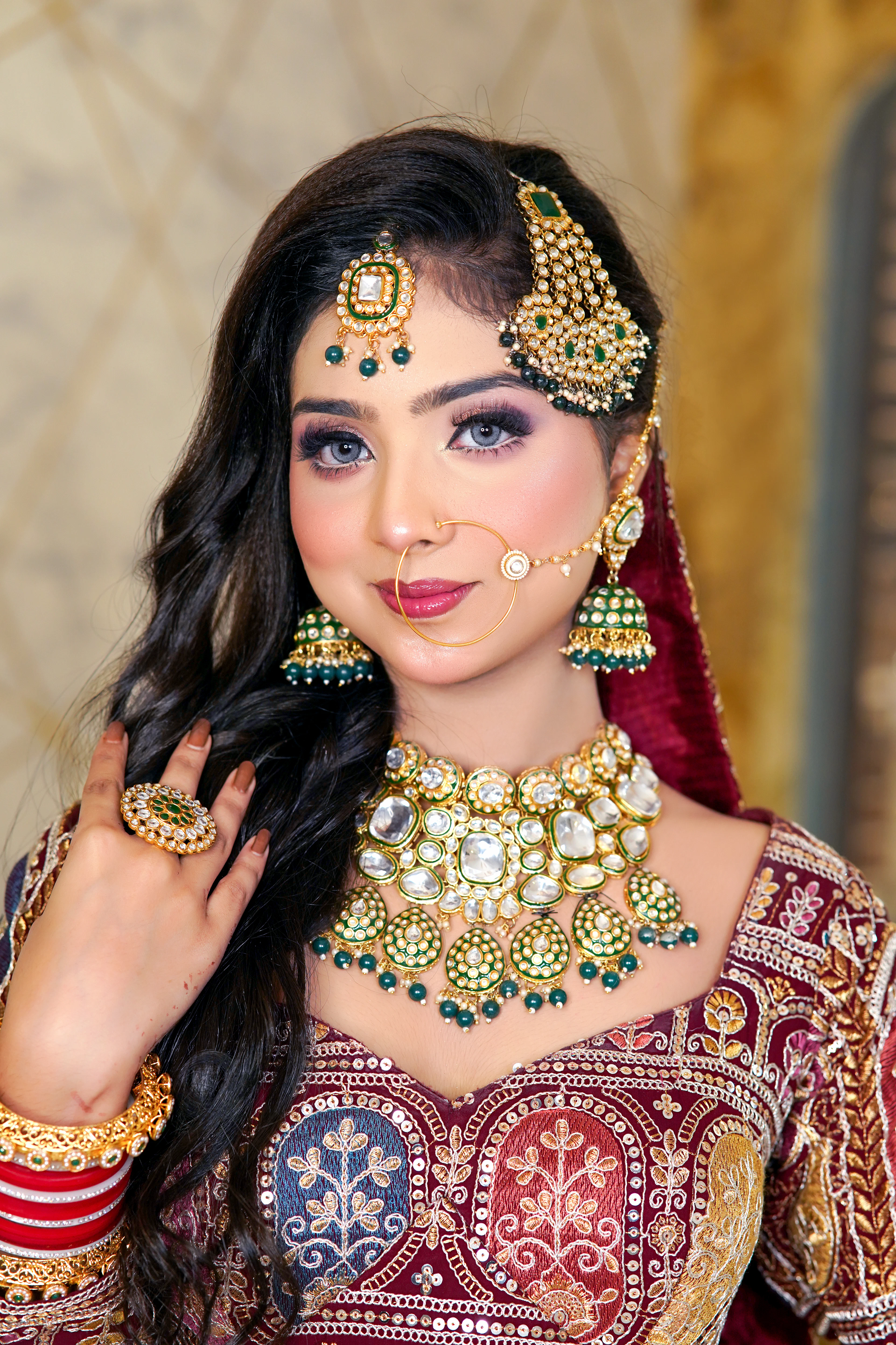 Bride wearing kundan jewellery and a matha patti