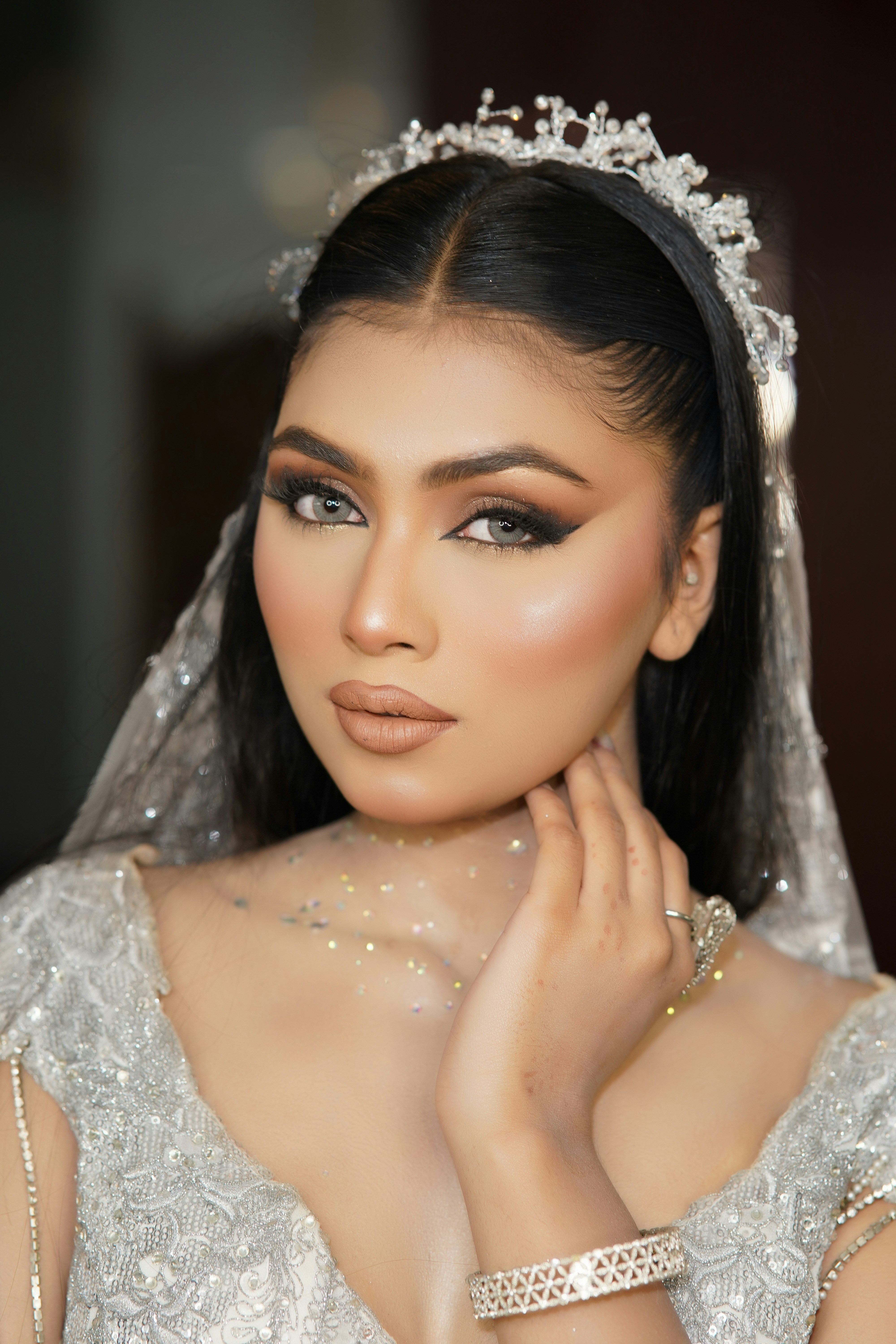 Seorang wanita dengan gaun pengantin dengan kerudung di kepalanya