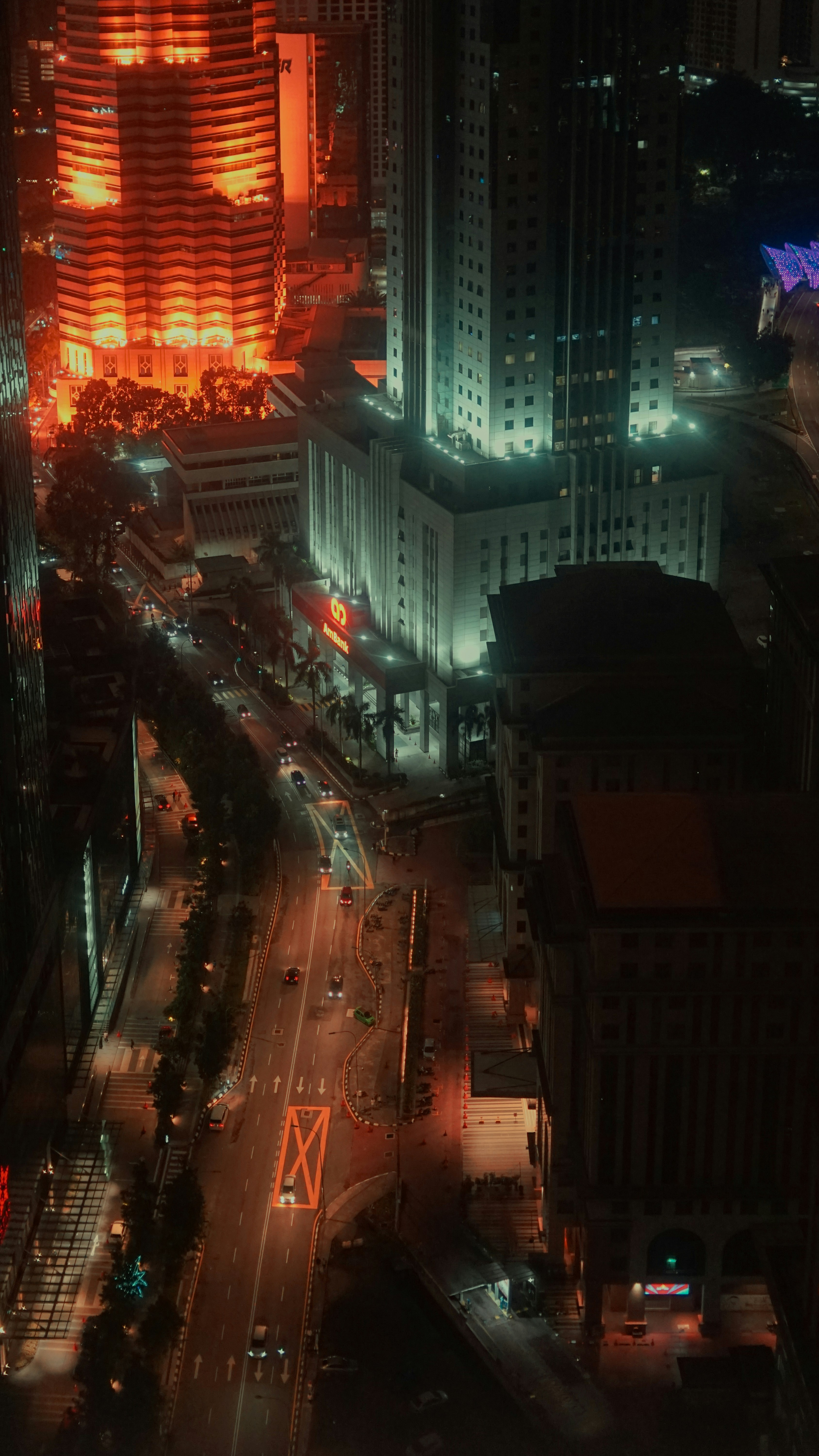 Blick auf eine Stadt bei Nacht von der Spitze eines Wolkenkratzers