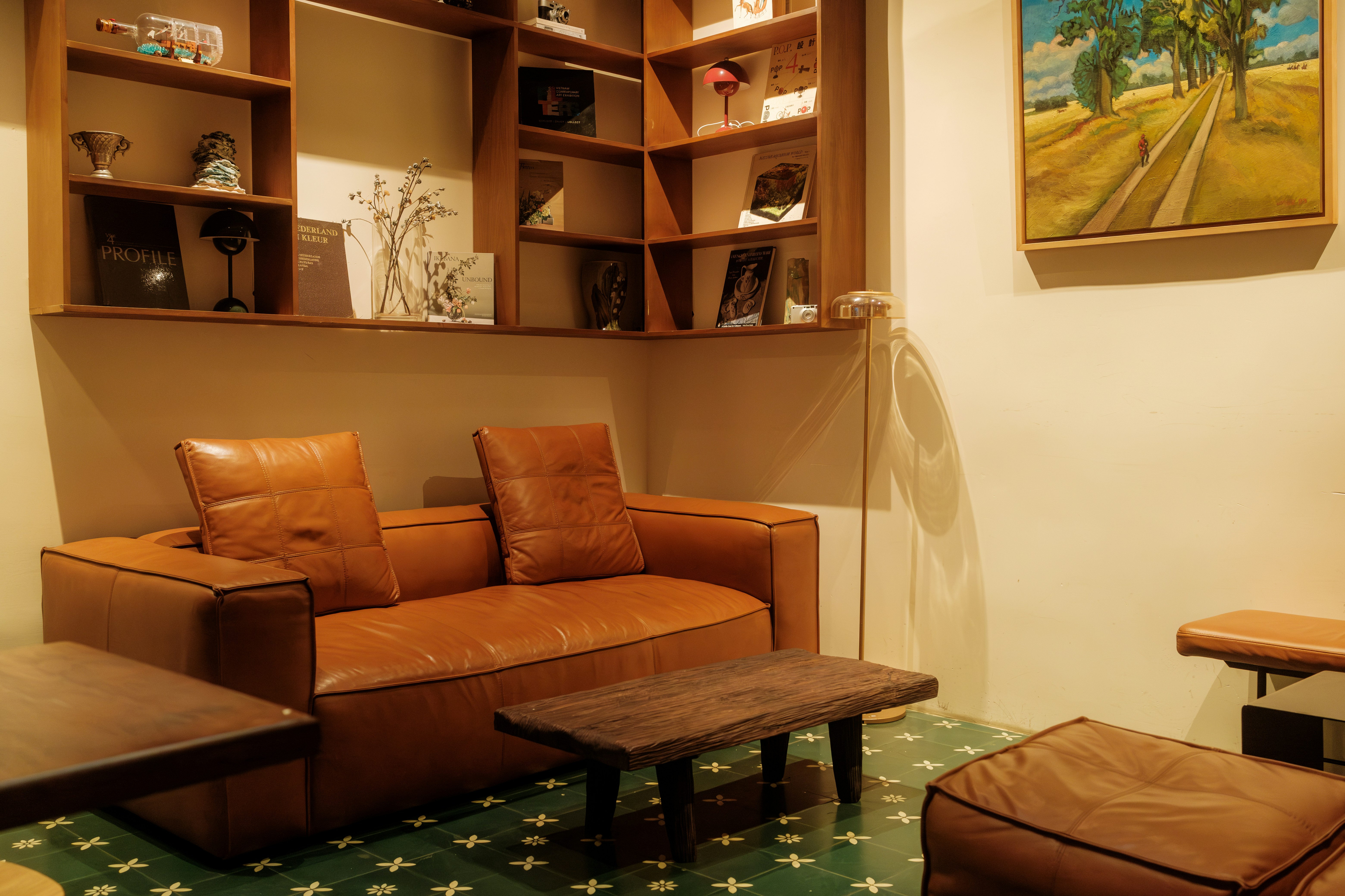 Troscán óstáin ina bhfuil ealaín áitiúil agus ábhair inbhuanaithe