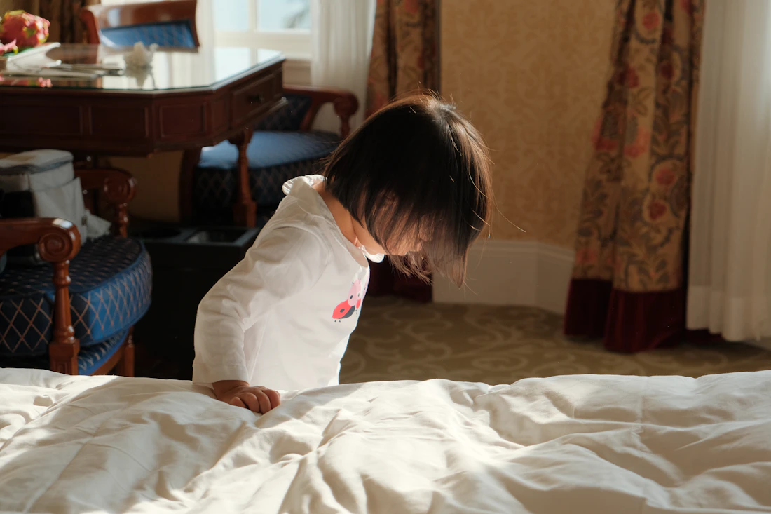 Enfant jouant dans une chambre d'hôtel
