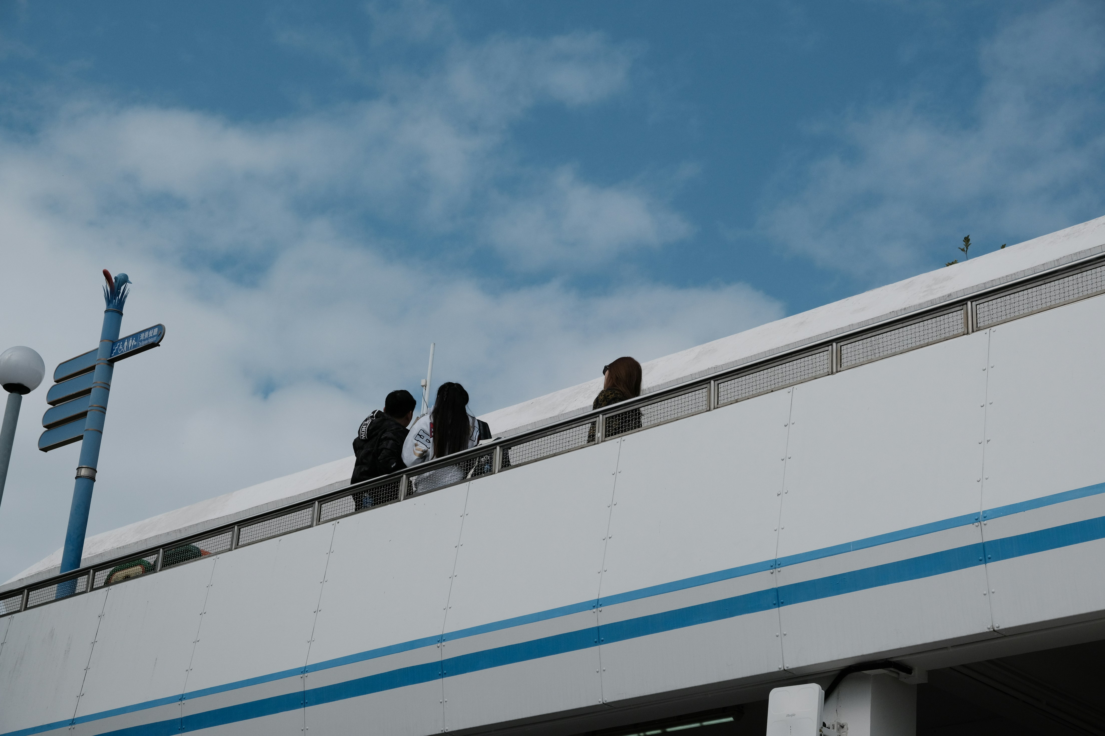 राष्ट्रपति किसी एयरपोर्ट पर उतरते हुए, उनकी अगवानी के लिए केवल कुछ सुरक्षाकर्मी और एक जूनियर अधिकारी मौजूद हैं, जबकि अपेक्षित राज्य के वरिष्ठ मंत्री या मुख्यमंत्री अनुपस्थित हैं।