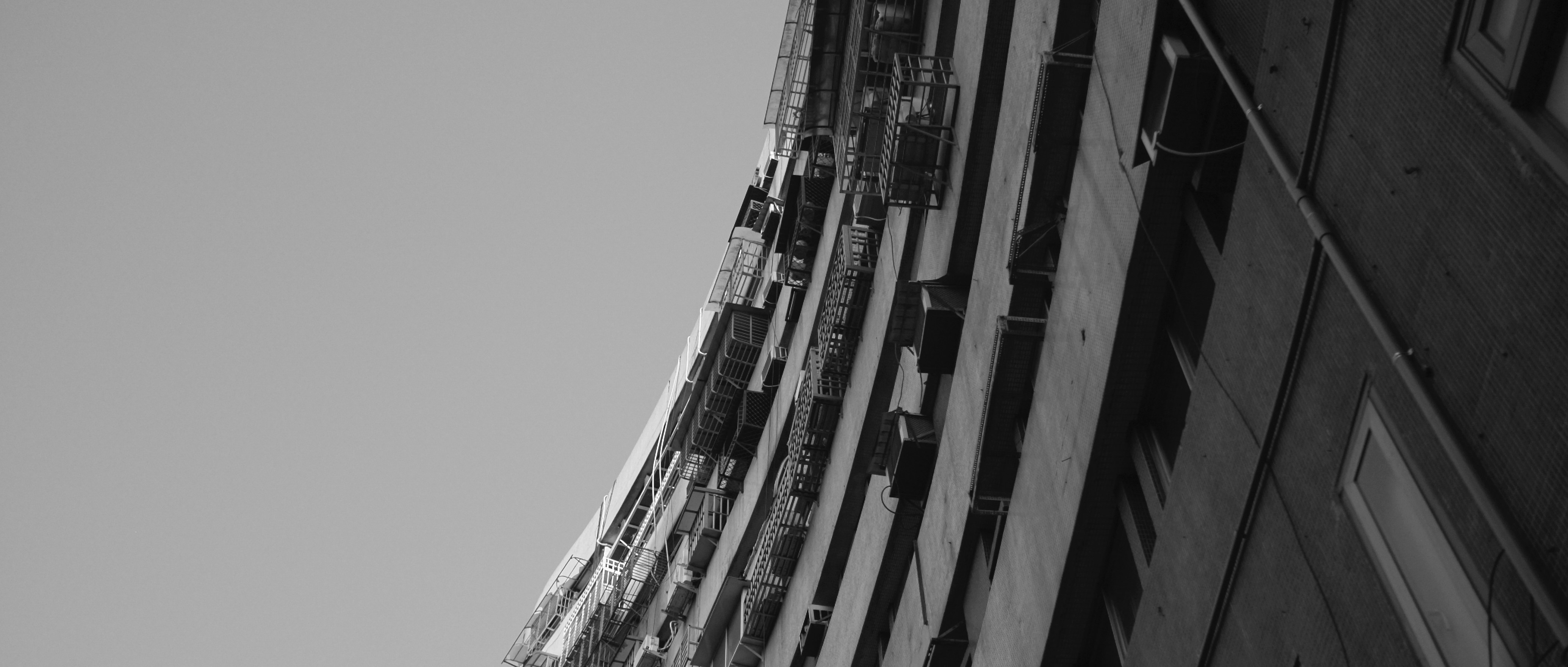 Una foto en blanco y negro de un edificio alto