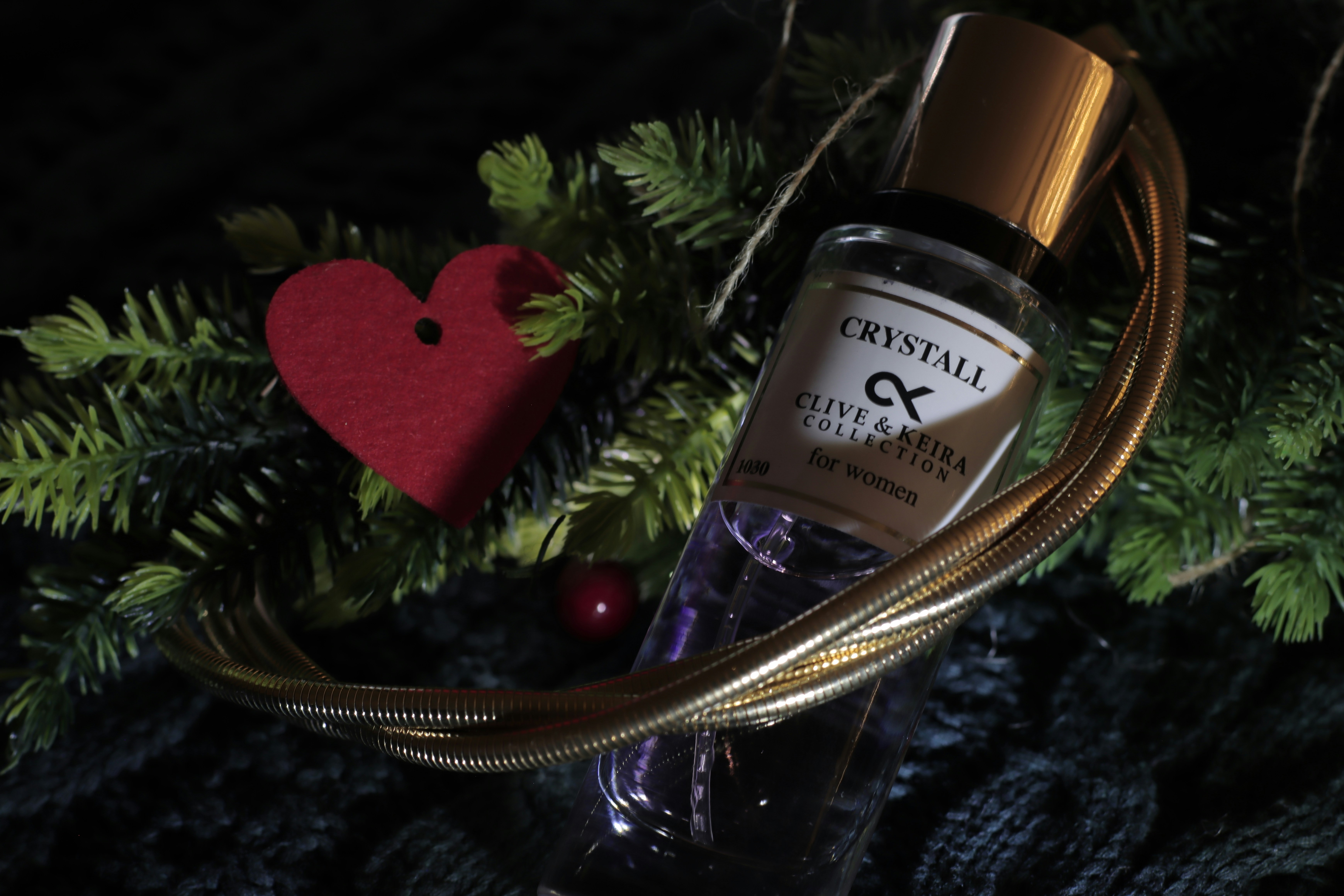 Una bottiglia di profumo seduta in cima a un albero di Natale