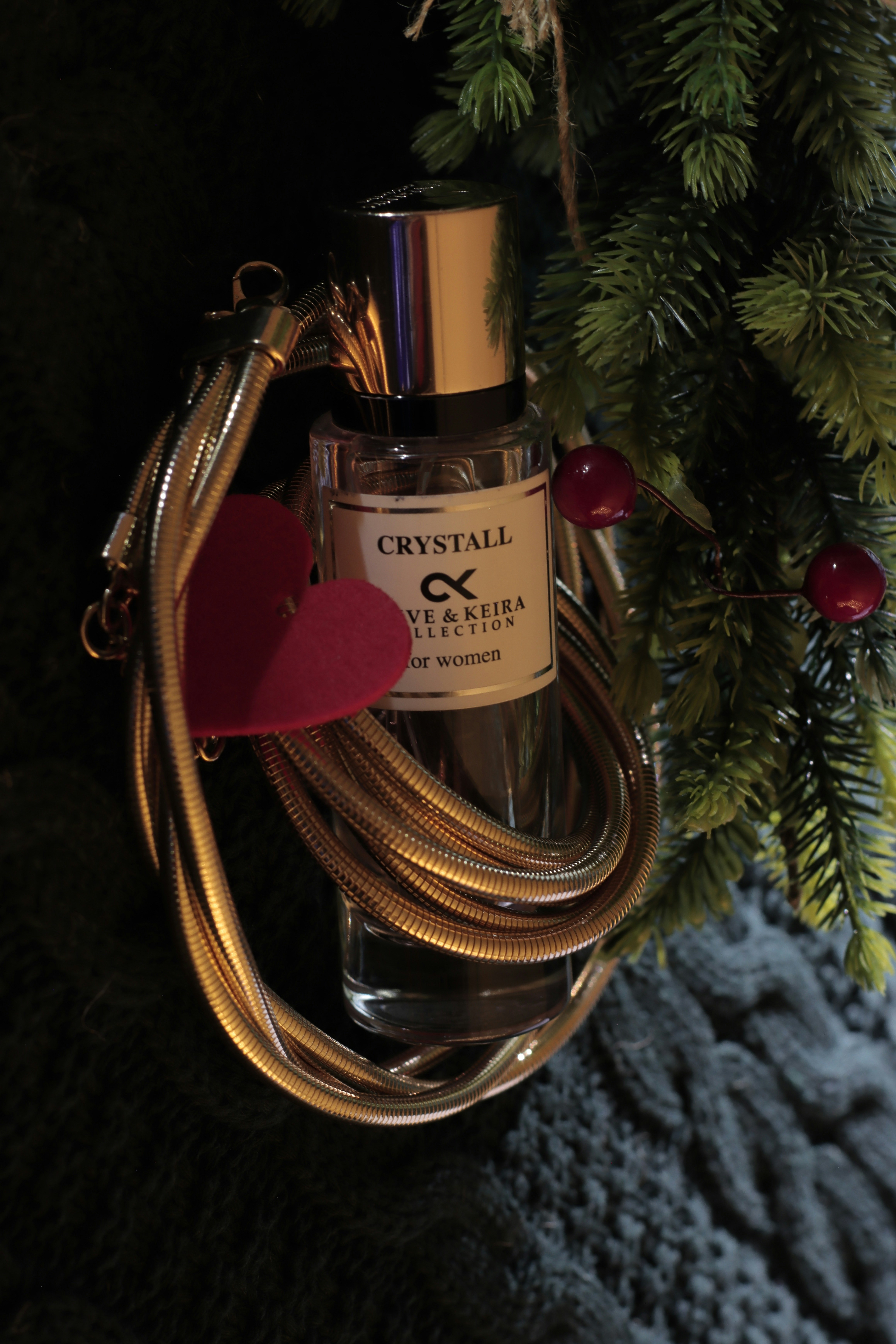 Una bottiglia di profumo appesa a un albero di Natale