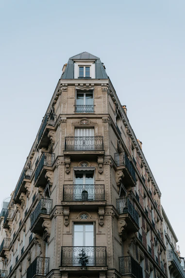 A tall building with balconies and balconies on the top of it
