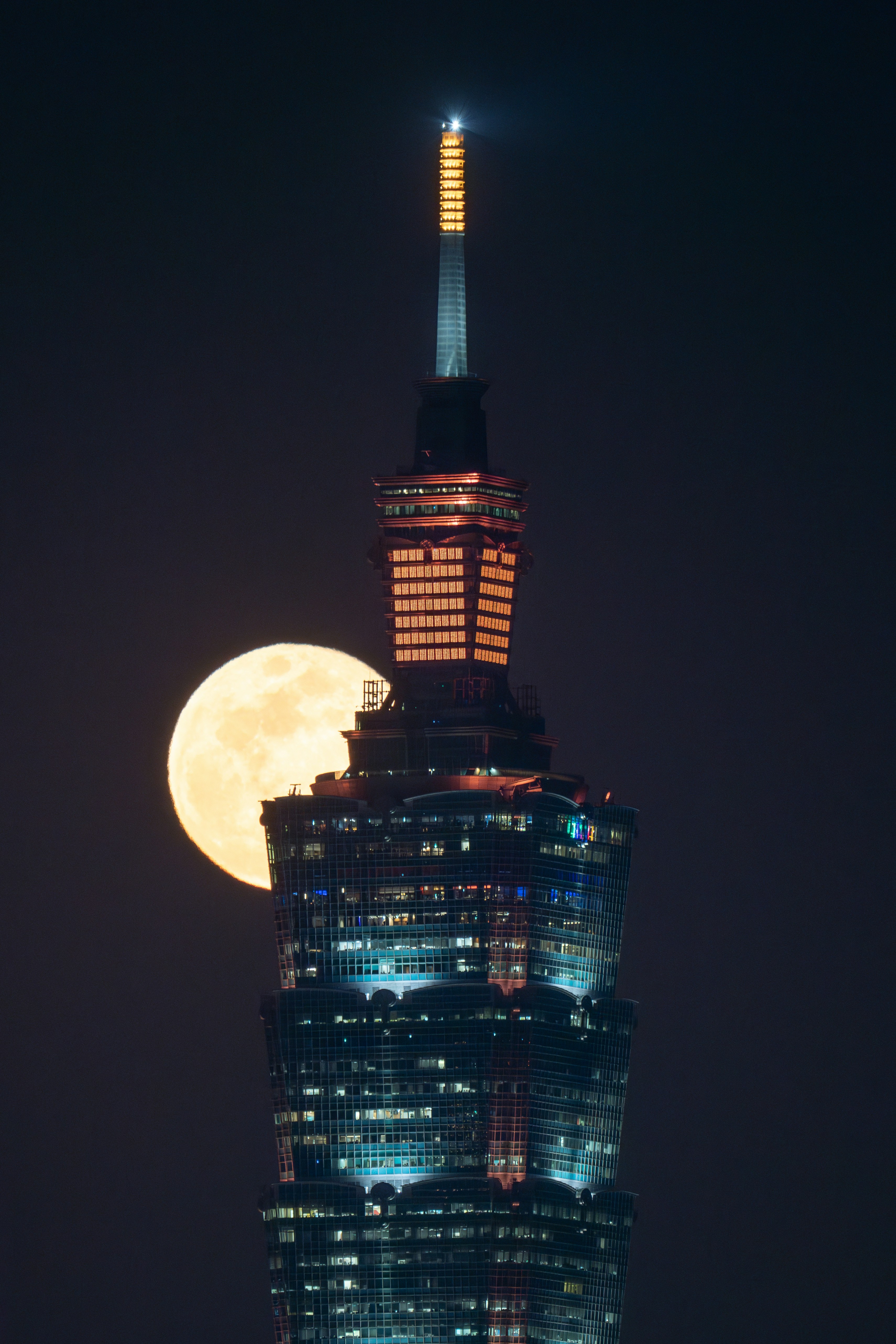 배경에 보름달이 있는 매우 높은 건물