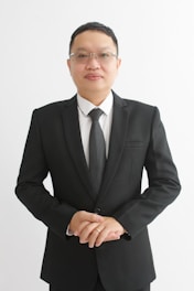 A man in a suit and tie posing for a picture
