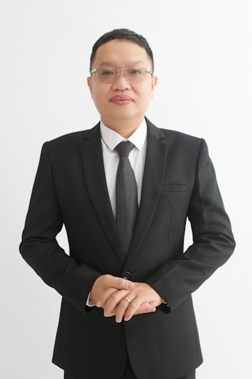 A man in a suit and tie posing for a picture