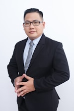 A man in a suit and tie posing for a picture