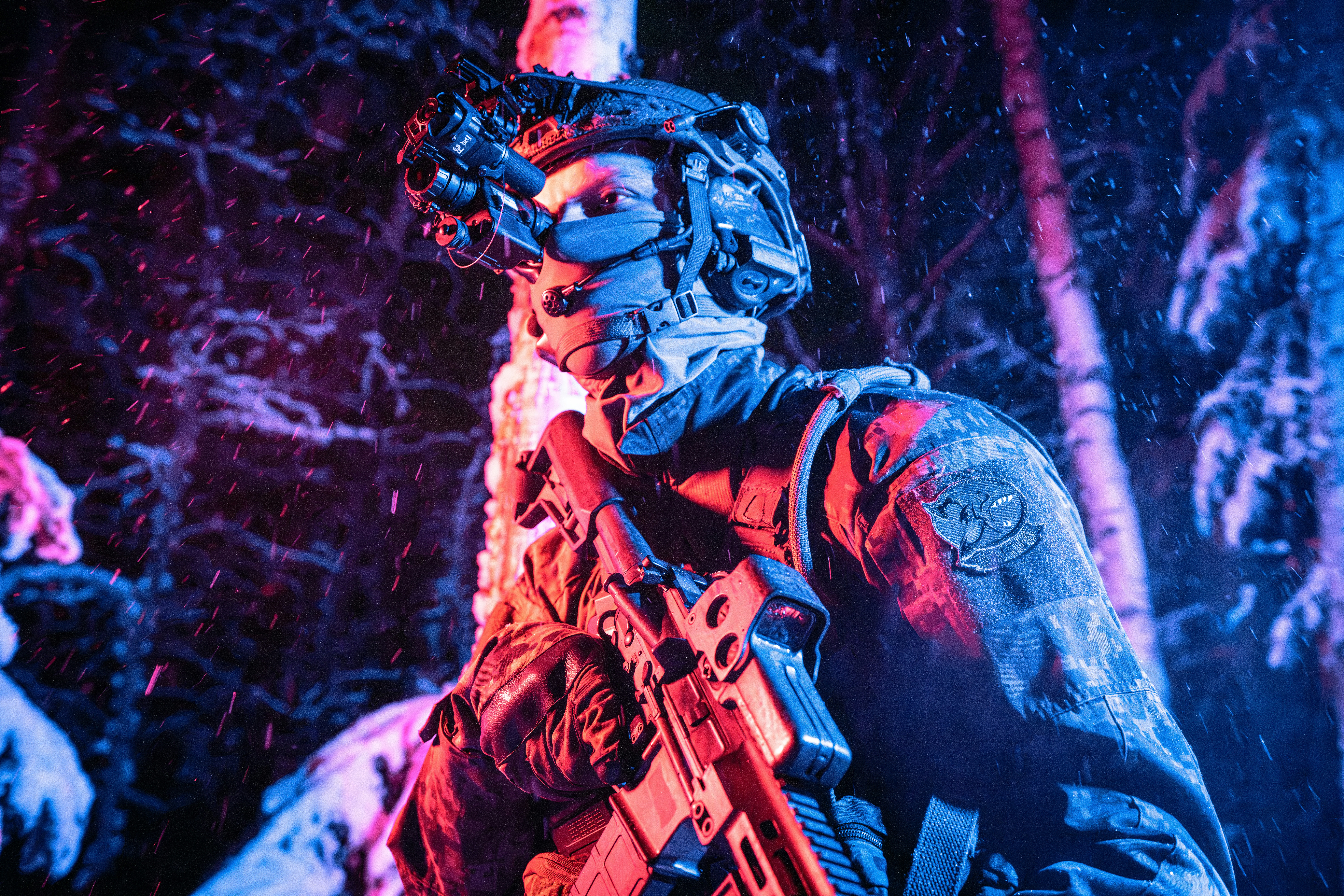 Ein Mann mit einer Waffe steht im Wald