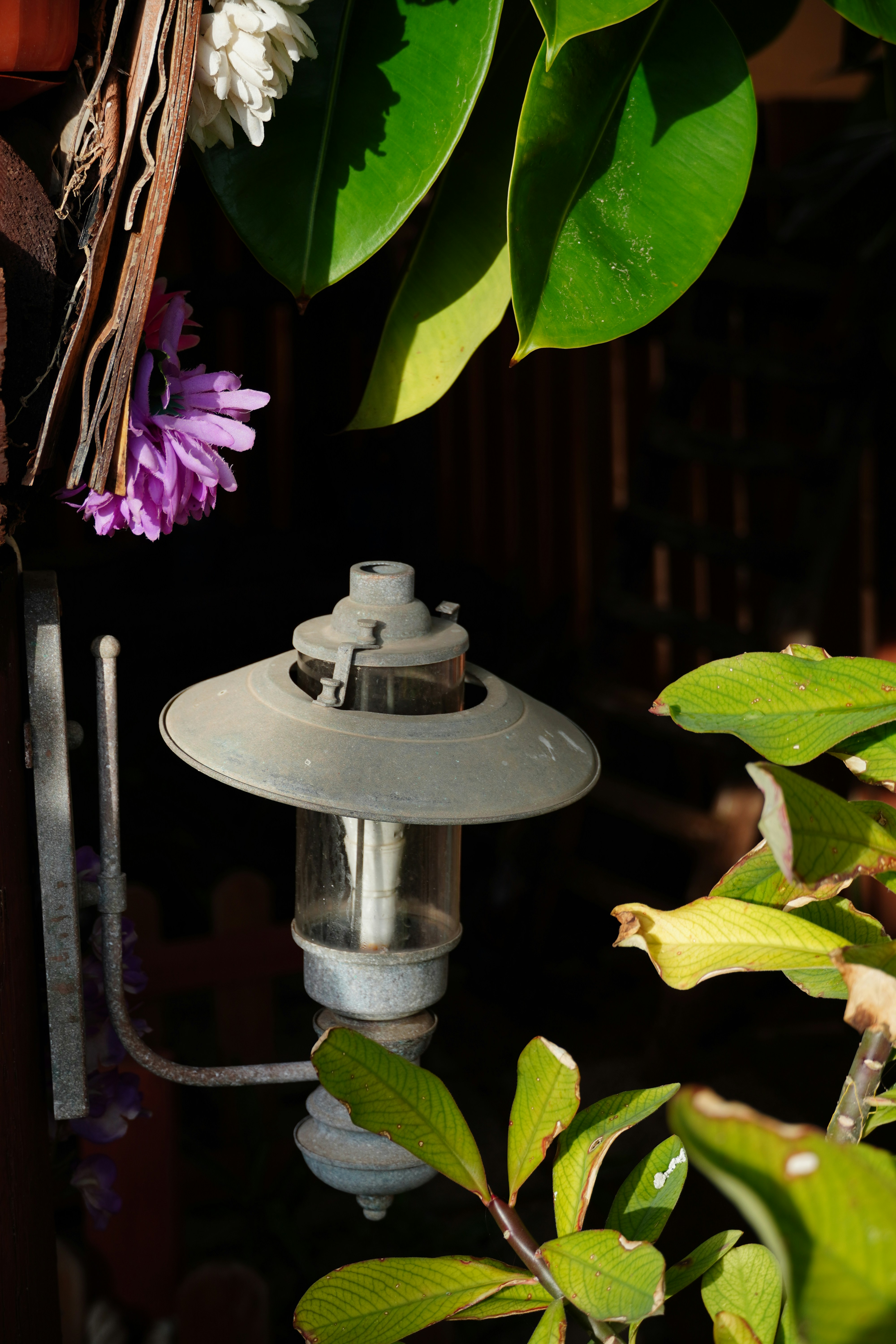 Eine Lampe, die auf einem Tisch sitzt