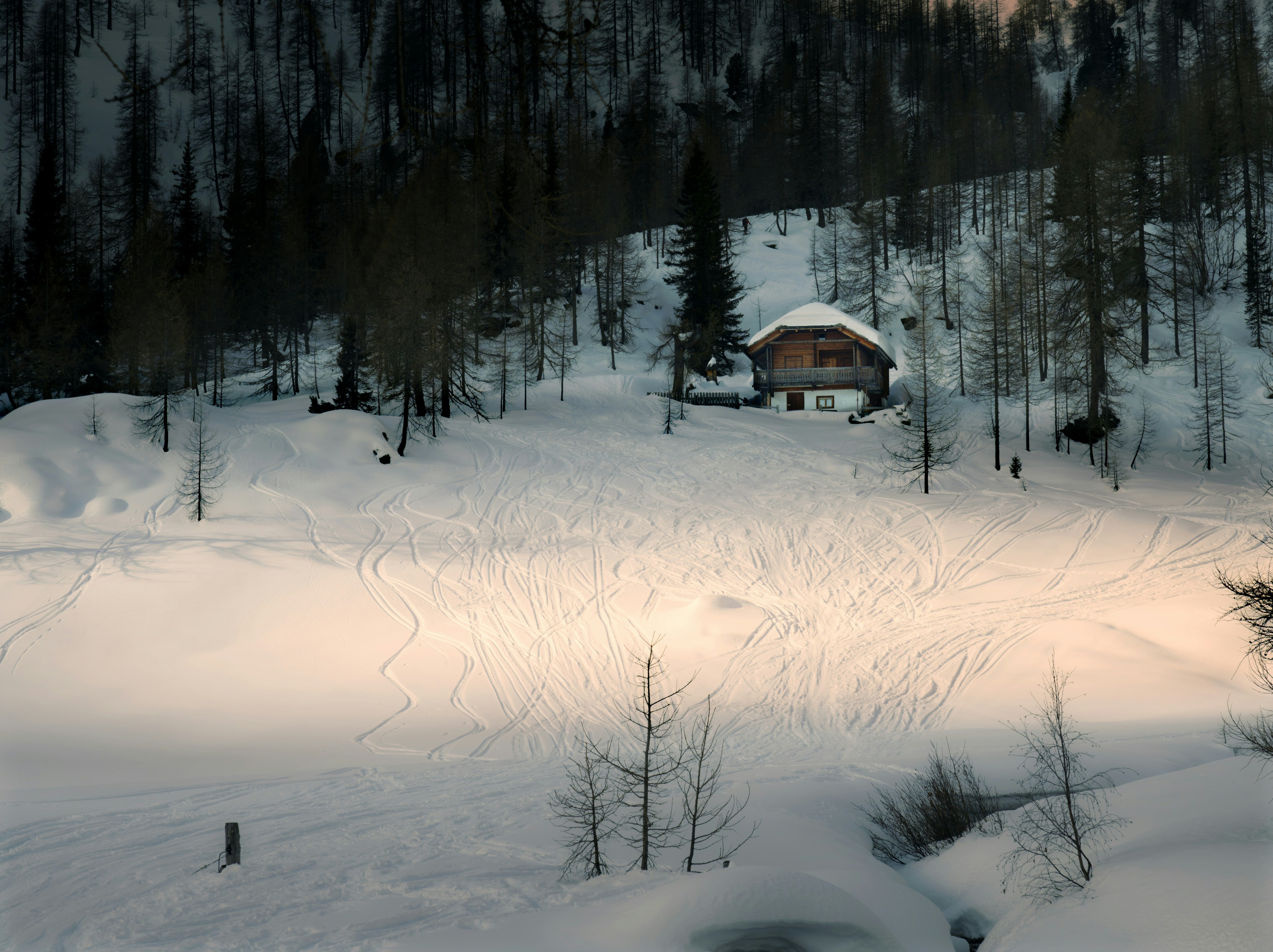 Uma colina coberta de neve com uma pequena cabana à distância foto – Imagem  grátis sobre Floresta na Unsplash, image size:3000x2244