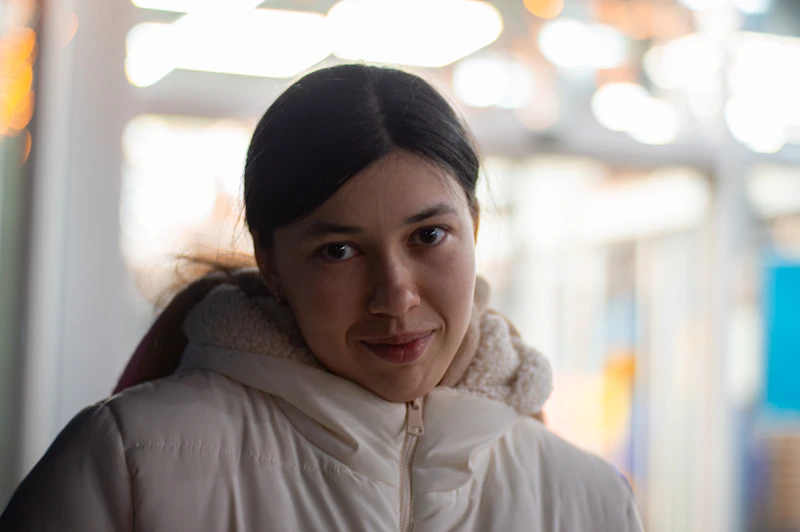 Femme élégante devant un décor urbain