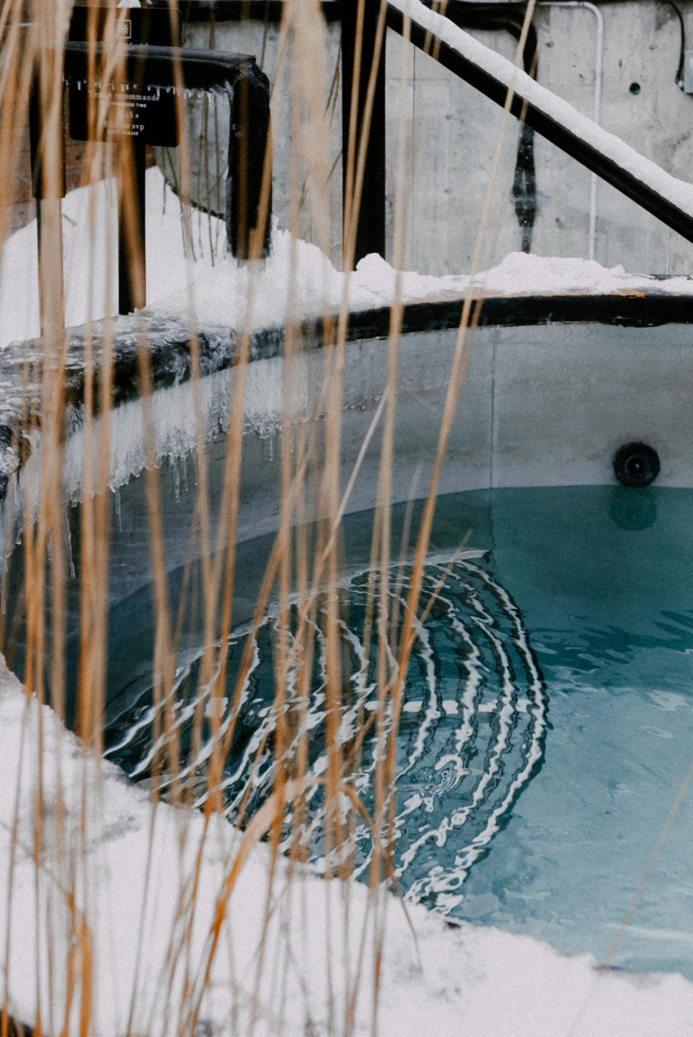 Bain nordique fumant dans la neige
