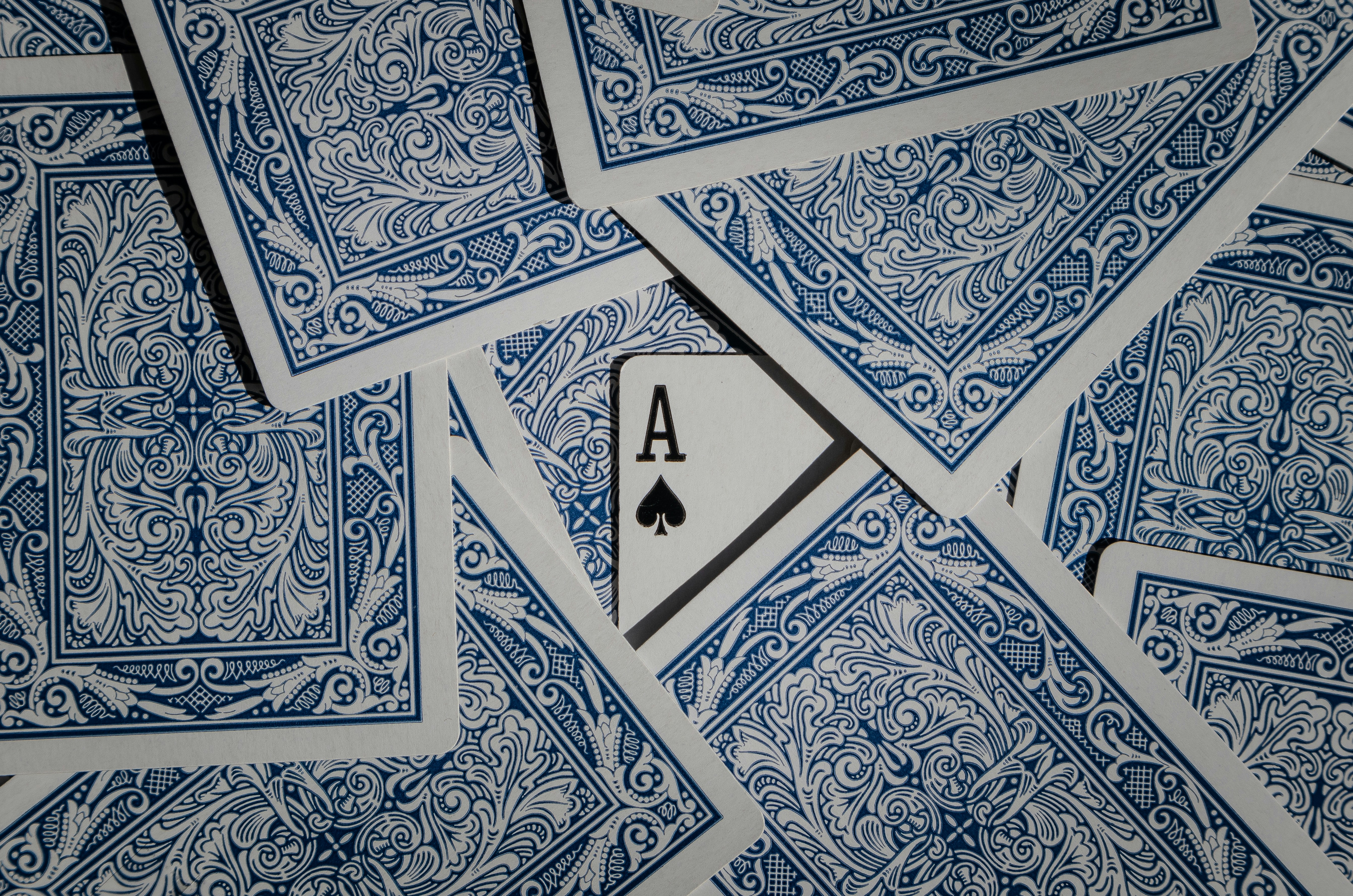 Uma pilha de cartas de baralho em cima de uma mesa