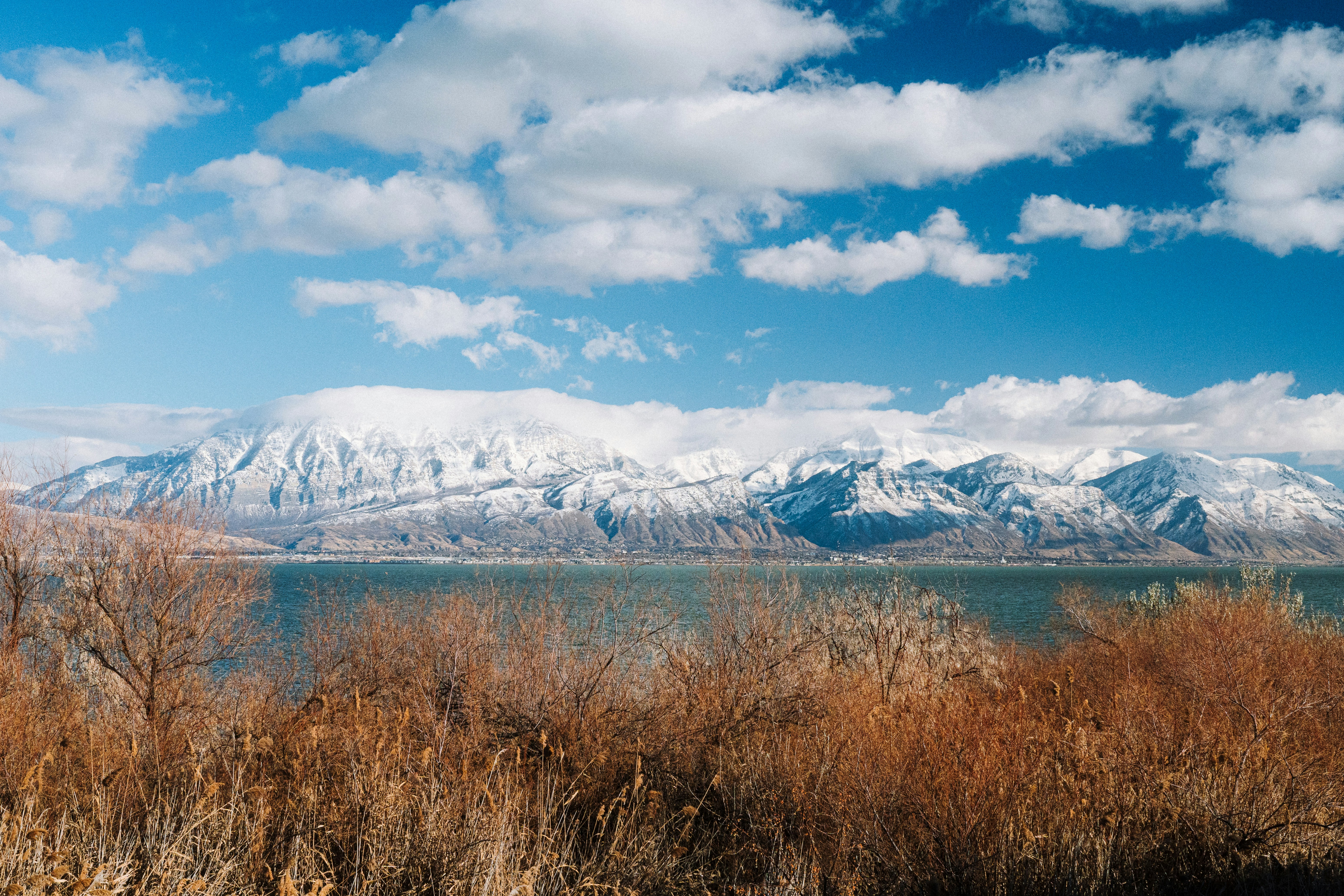 Uma vista de uma cordilheira e um corpo de água
