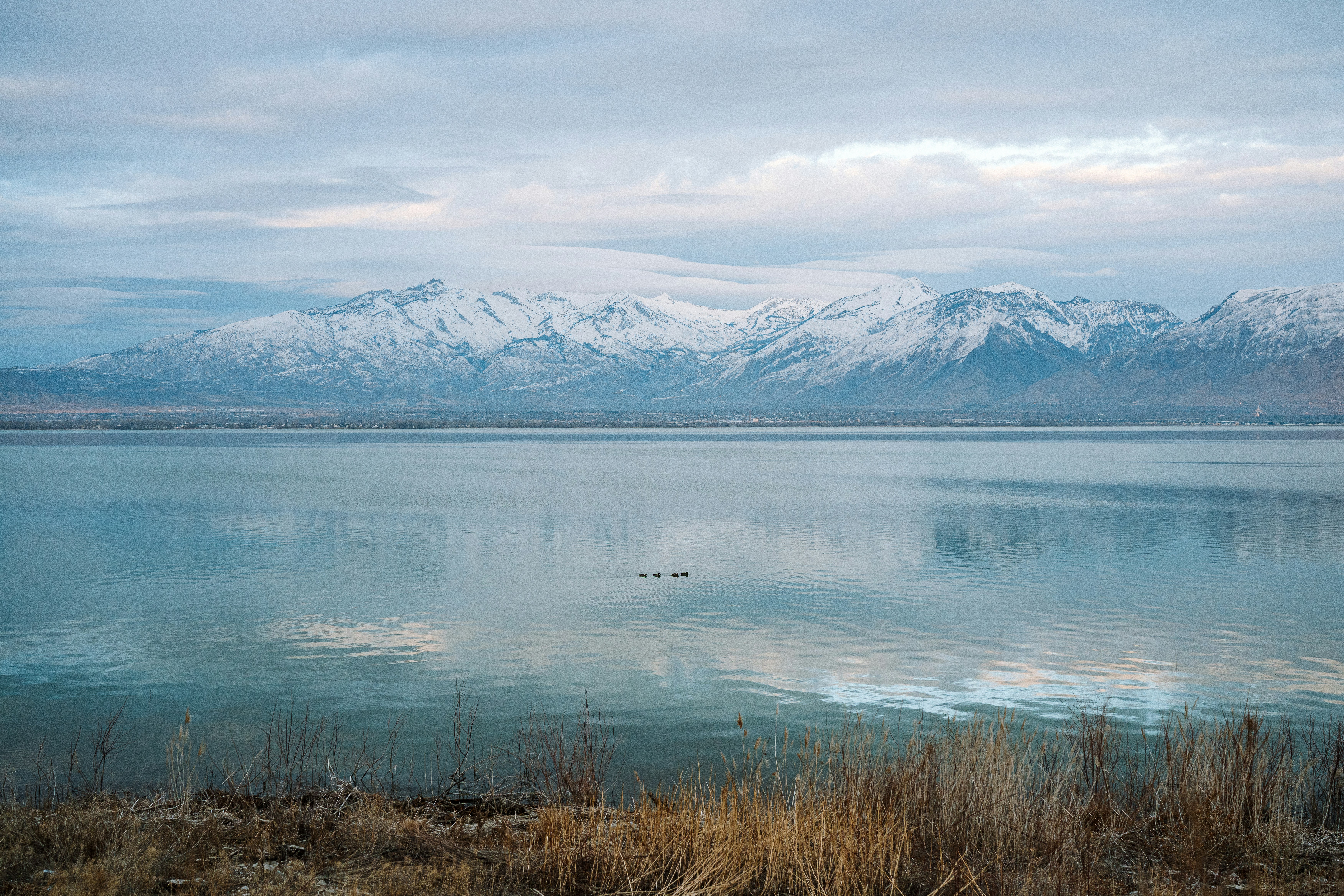 Um grande corpo de água com montanhas ao fundo